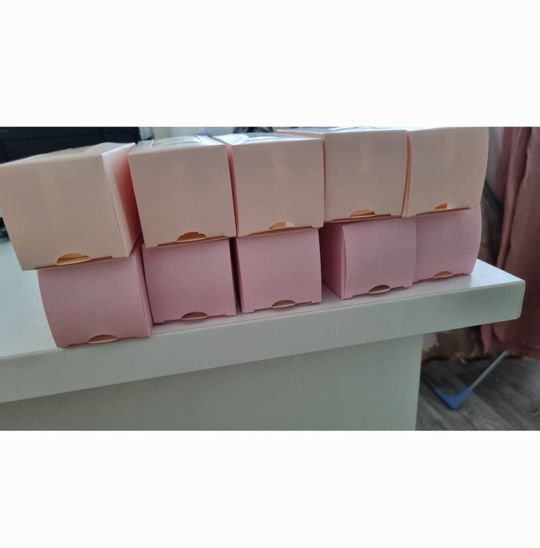 Фотография покупателя товара Коробка для макарун, кондитерская упаковка, «Розовая», 5.5 х 12 х 5.5 см - Фото 3