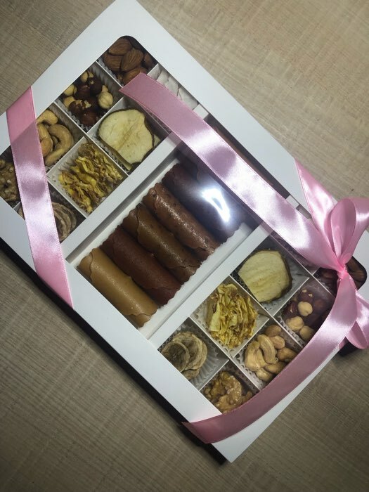 Фотография покупателя товара Коробка по 8 + 8 конфет + шоколад, с окном, белая 30 х 19,5 х 3 см - Фото 15