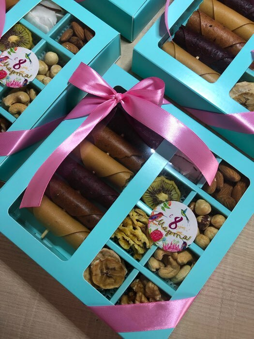 Фотография покупателя товара Коробка под 8 конфет + шоколад, с окном, мята, 17,7 х 17,85 х 3,85 см - Фото 5