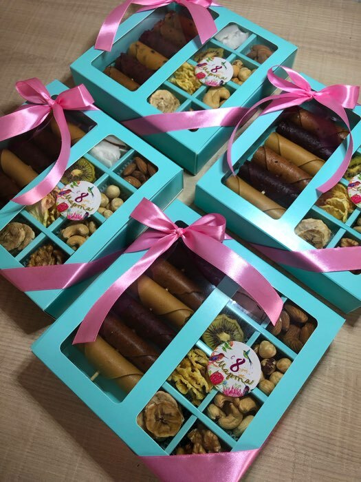Фотография покупателя товара Коробка под 8 конфет + шоколад, с окном, голубая, 17,7 х 17,85 х 3,85 см - Фото 4