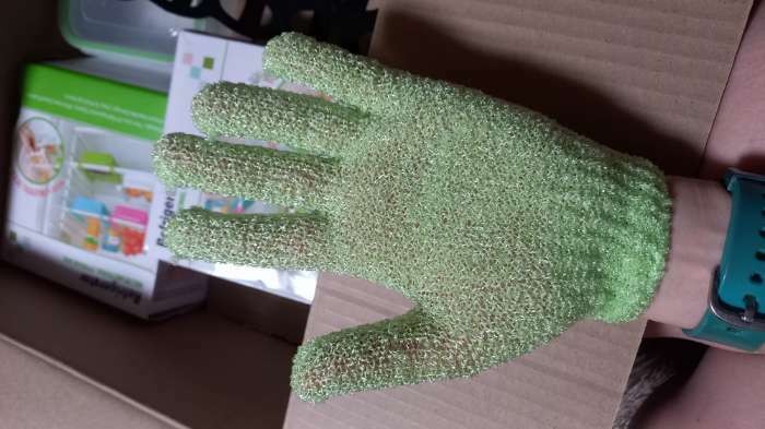Фотография покупателя товара Мочалка-перчатка массажная Доляна, 14×18 см, однотонная, цвет МИКС - Фото 2