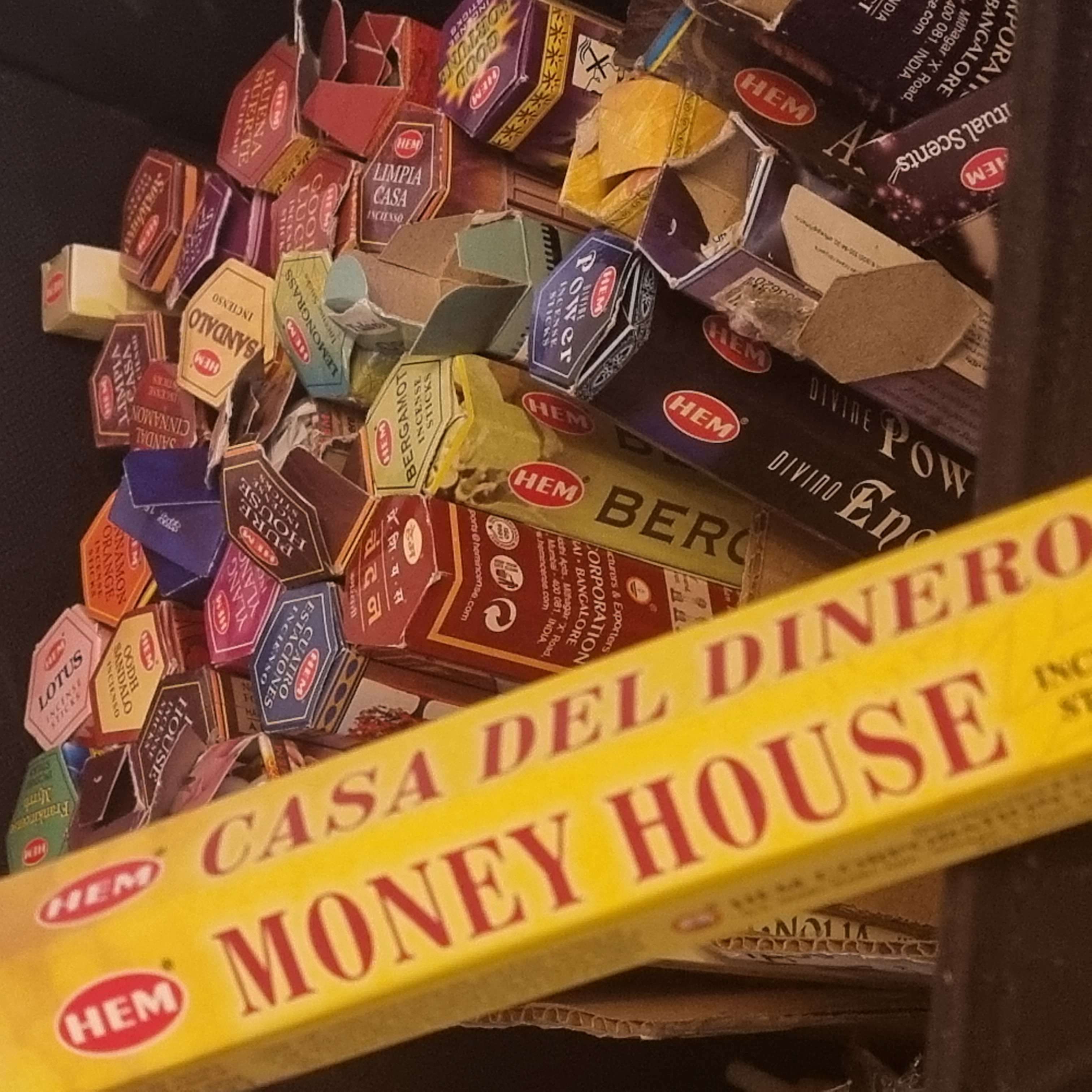 Фотография покупателя товара Благовония  HEM "Money House Hexa Денежный Дом", 20 палочек в упаковке, шестигранник - Фото 1