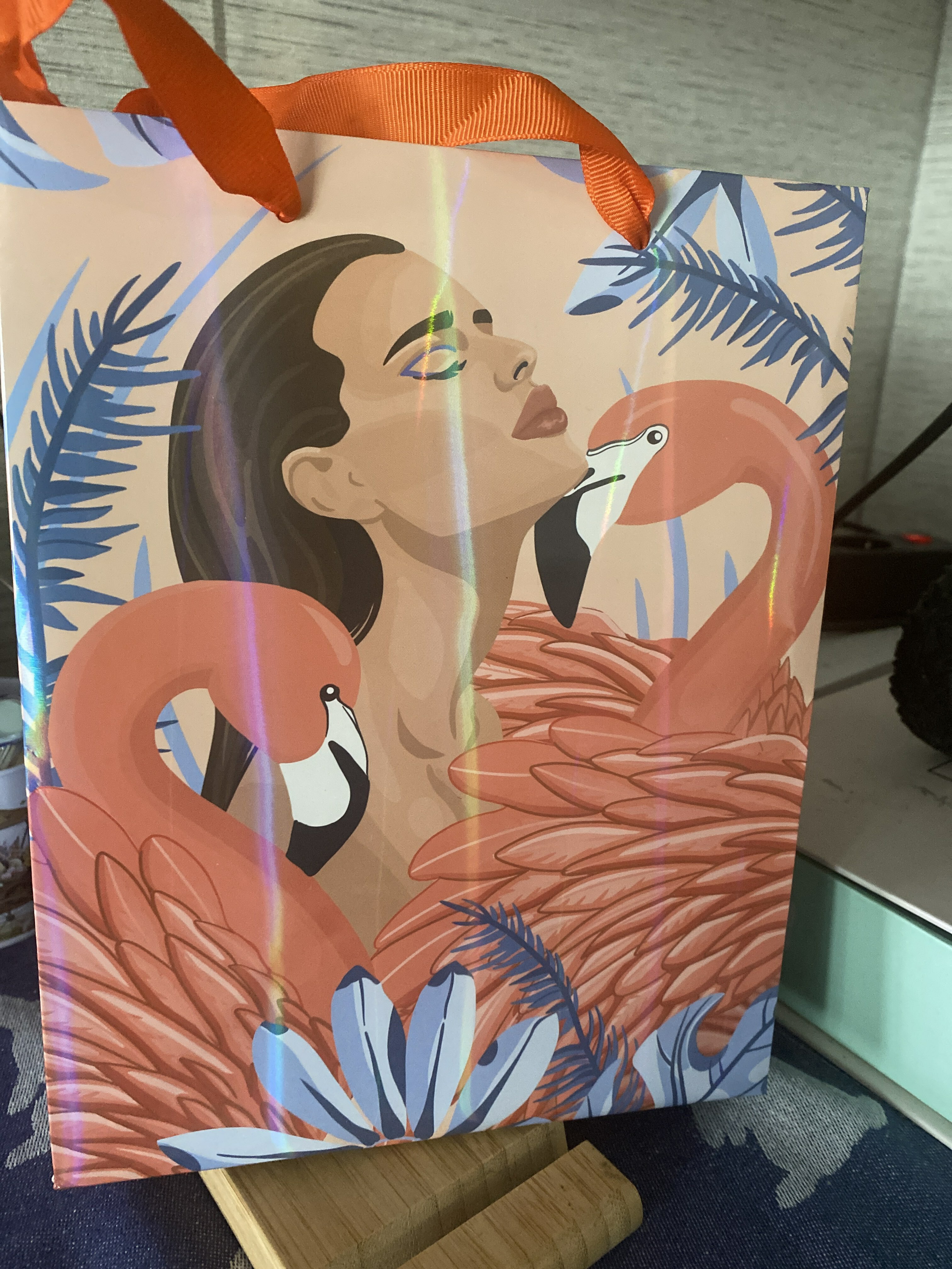 Фотография покупателя товара Пакет подарочный ламинированный, упаковка, «Девушка с фламинго», радужная голография, MS 18 х 23 х 10 см