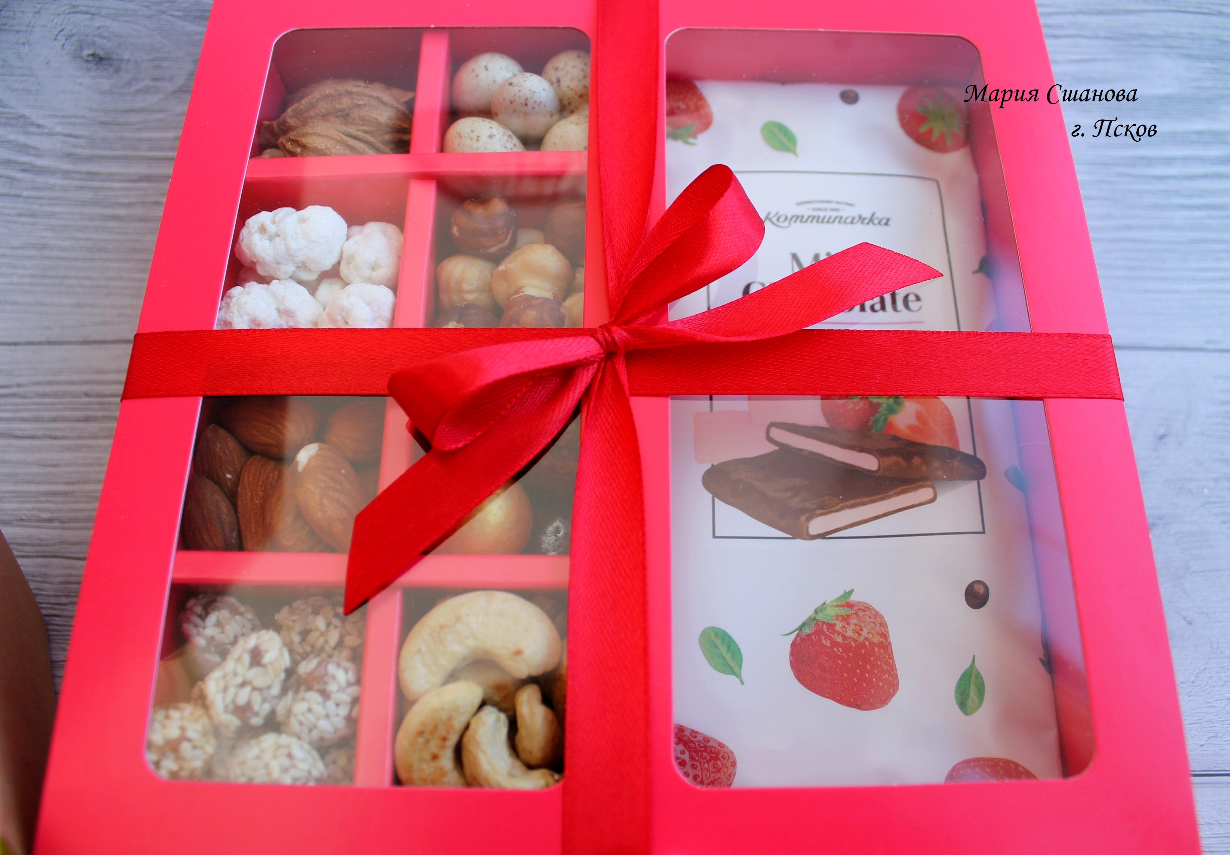 Фотография покупателя товара Коробка под 8 конфет + шоколад, с окном, голубая, 17,7 х 17,85 х 3,85 см - Фото 2