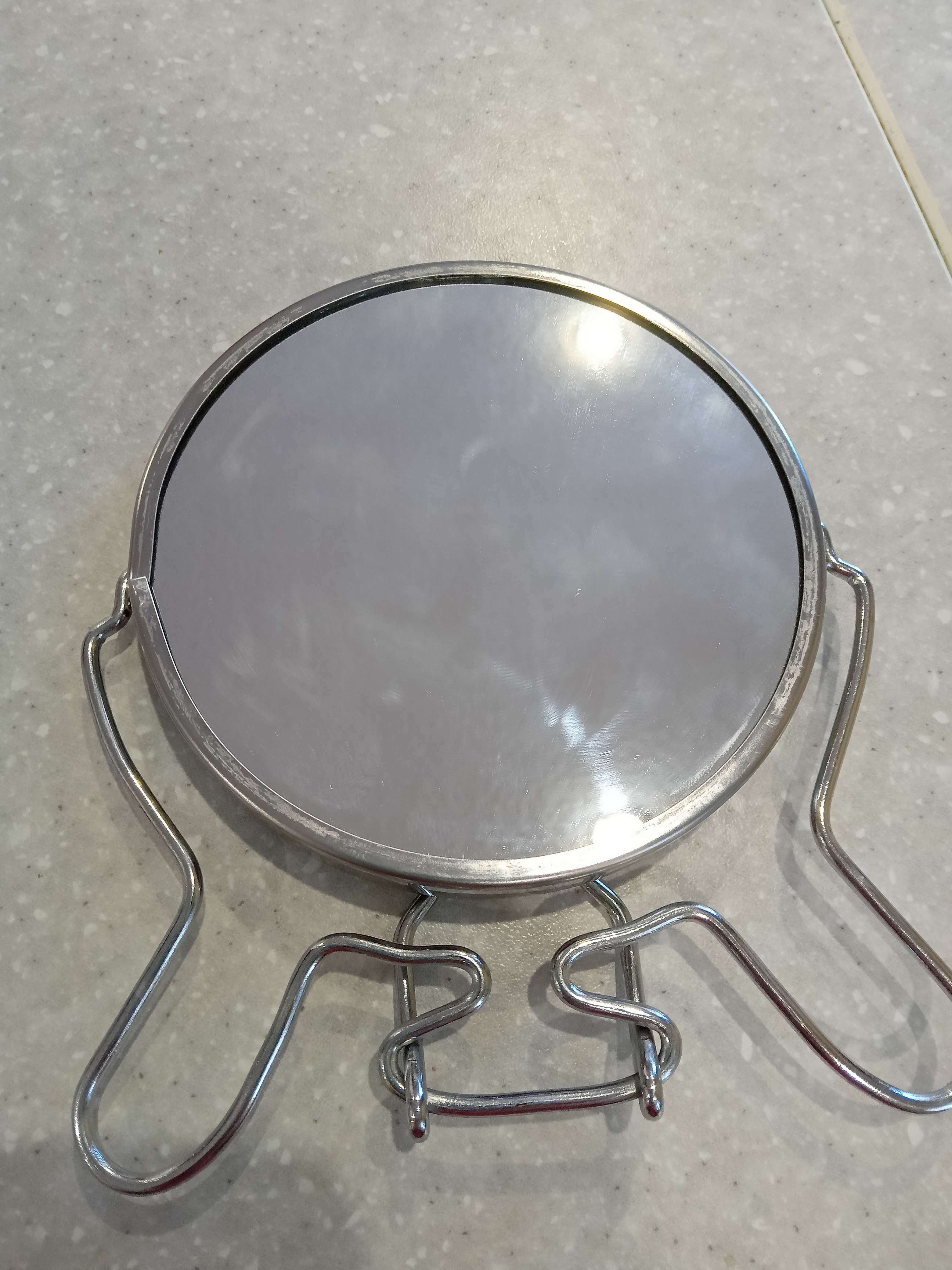 Фотография покупателя товара Зеркало настольное - подвесное «Круг», двустороннее, с увеличением, d зеркальной поверхности 16 см, цвет серебристый - Фото 2