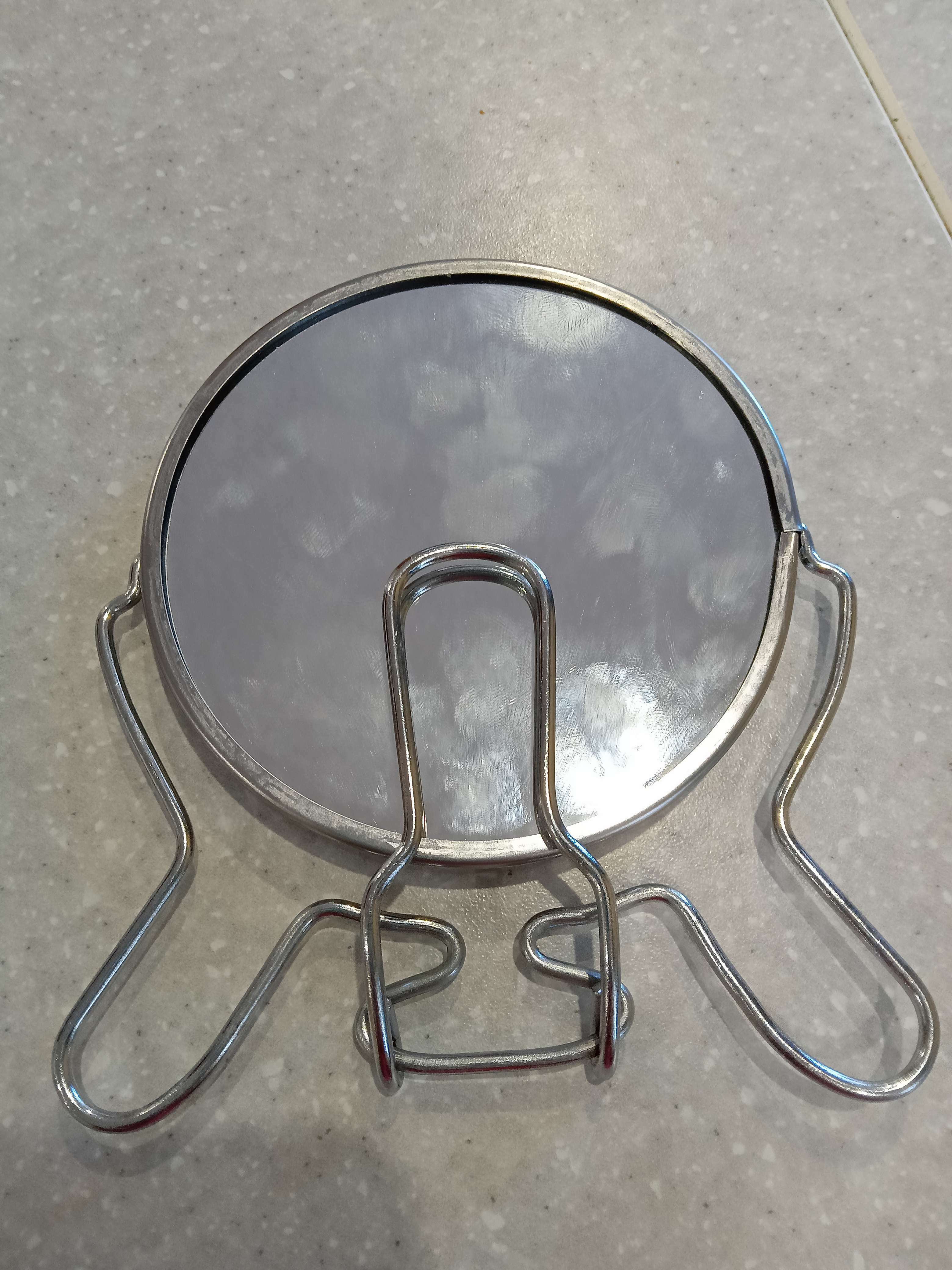Фотография покупателя товара Зеркало настольное - подвесное «Круг», двустороннее, с увеличением, d зеркальной поверхности 18,5 см, цвет серебристый - Фото 4