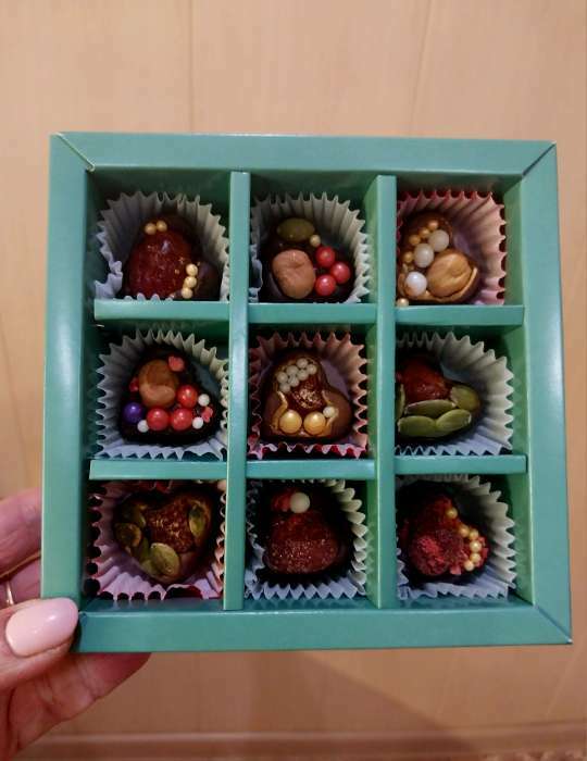 Фотография покупателя товара Коробка под 9 конфет с обечайкой "Жизнь прекрасна Tiffani", 13,7 х 13,7 х 3,5 - Фото 1