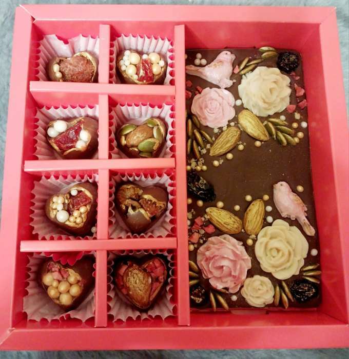 Фотография покупателя товара Коробка под 8 конфет + шоколад, с окном, алая, 17,7 х 17,85 х 3,85 см