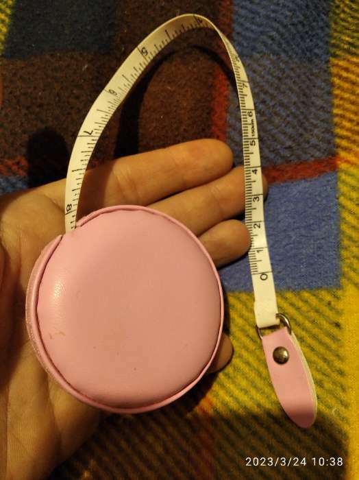 Фотография покупателя товара Сантиметровая лента-рулетка портновская, искусственная кожа, 150 см (см/дюймы), цвет розовый - Фото 3