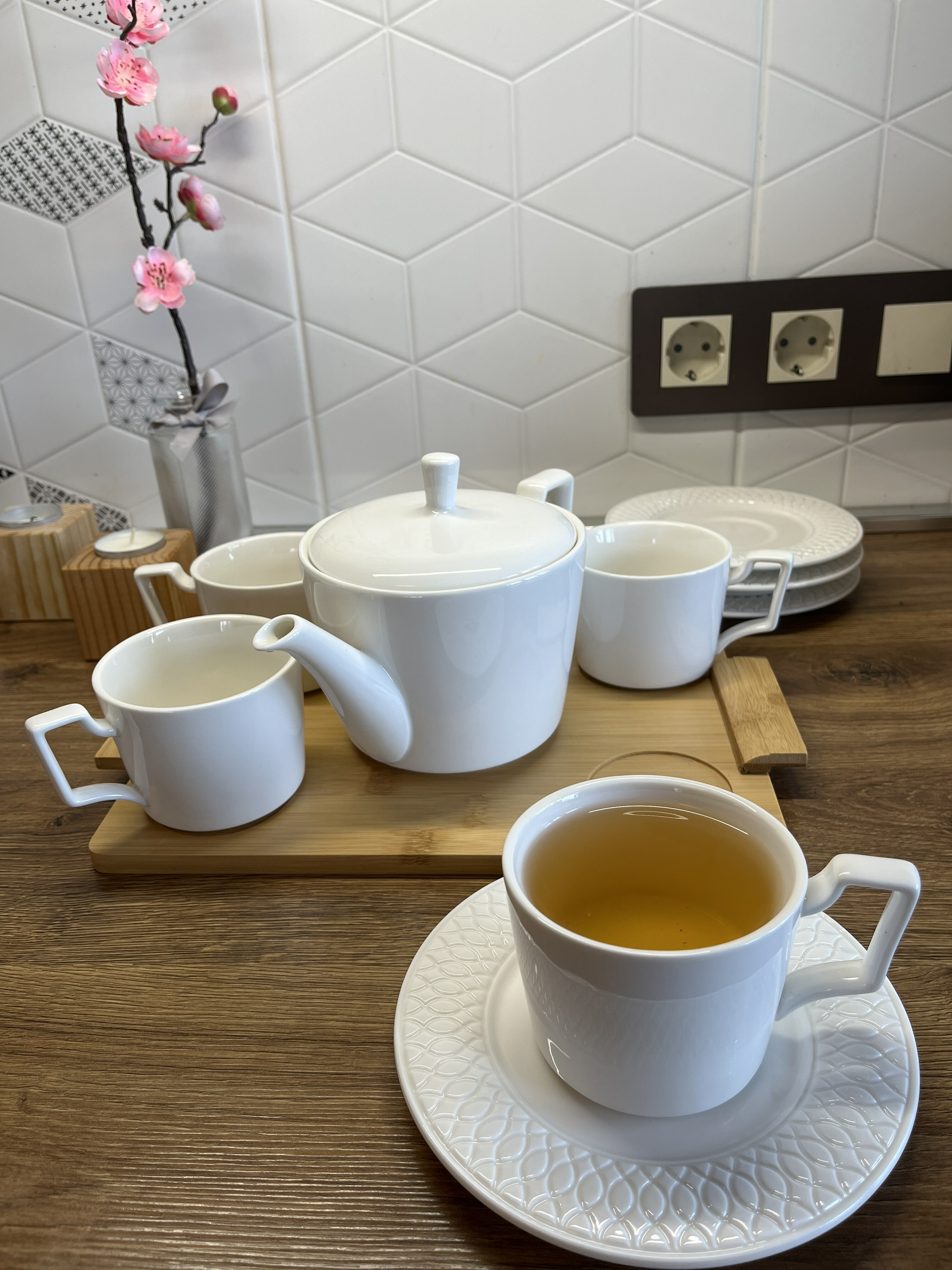 Фотография покупателя товара Набор фарфоровый чайный на бамбуковой подставке Доляна «Эстет», 5 предметов: чайник 800 мл, 4 кружки 220 мл, цвет белый - Фото 2