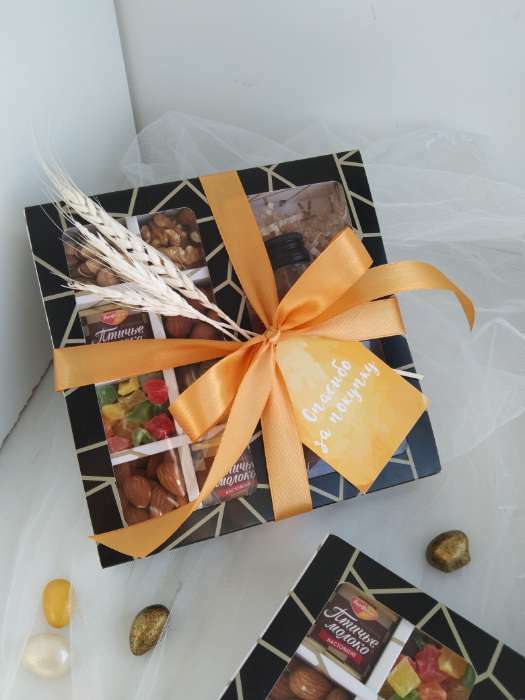 Фотография покупателя товара Коробка под 8 конфет + шоколад, с окном, геометрия, черно-белая, 17,7 х 17,85 х 3,85 см - Фото 1