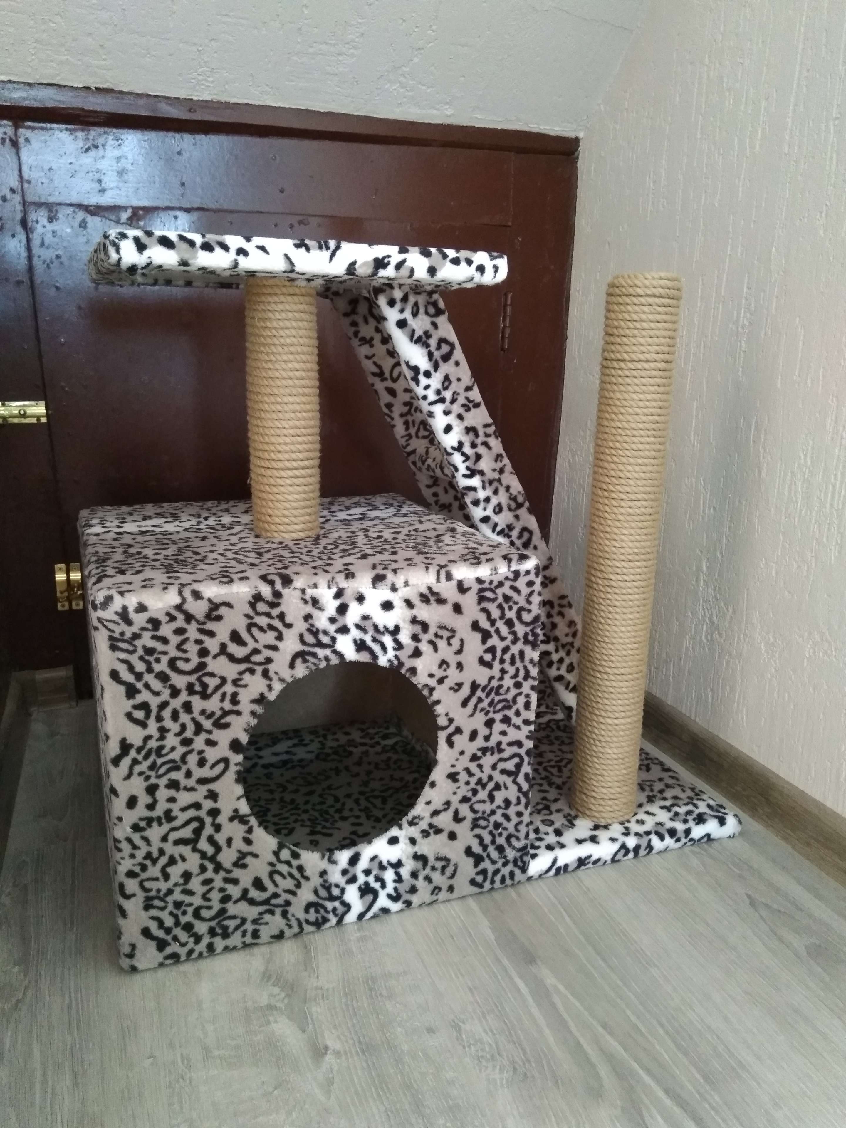 Фотография покупателя товара Домик для кошек с когтеточкой "Домосед", с лестницей и площадкой, 60 х 35 х 56 см, микс - Фото 29