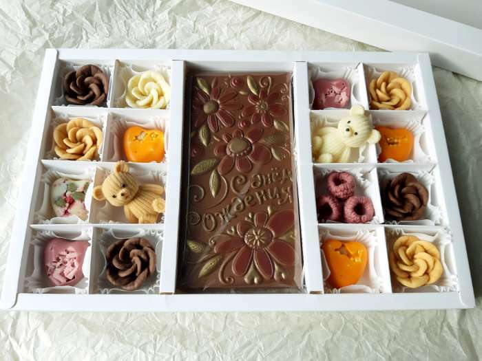 Фотография покупателя товара Коробка по 8 + 8 конфет + шоколад, с окном, белая 30 х 19,5 х 3 см - Фото 14