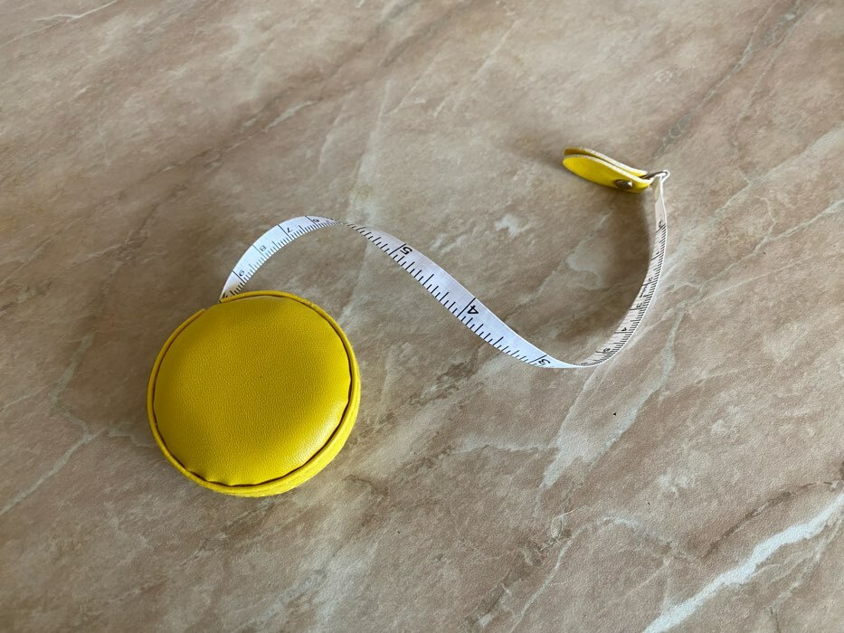 Фотография покупателя товара Сантиметровая лента-рулетка портновская, искусственная кожа, 150 см (см/дюймы), цвет жёлтый - Фото 2