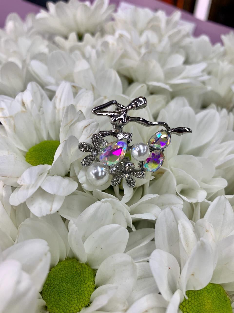 Фотография покупателя товара Брошь "Балерина" цветы и жемчужины, цвет радужный в серебре - Фото 3