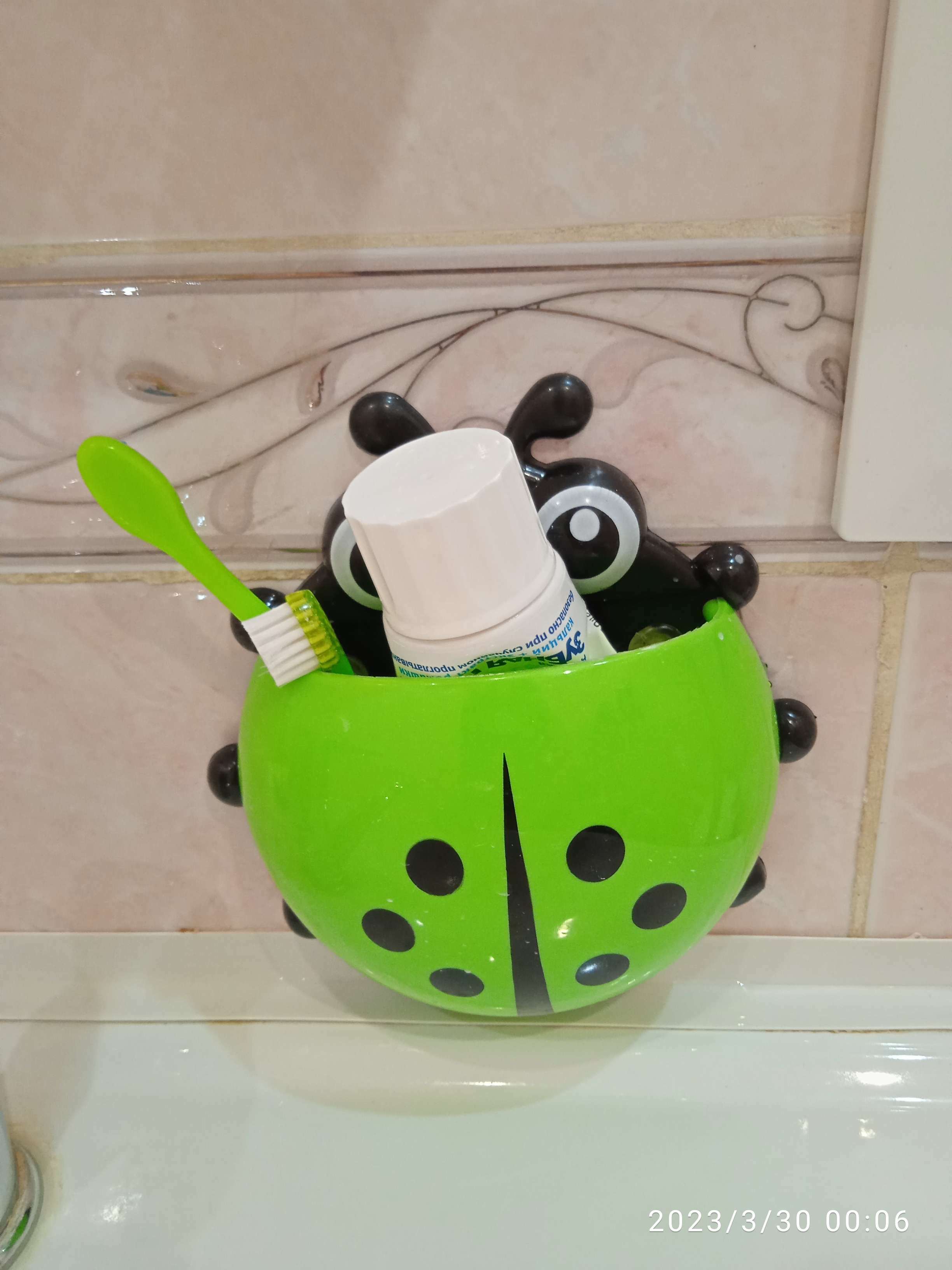 Фотография покупателя товара Держатель для зубных щёток на присоске «Божья коровка», цвет зелёный - Фото 3
