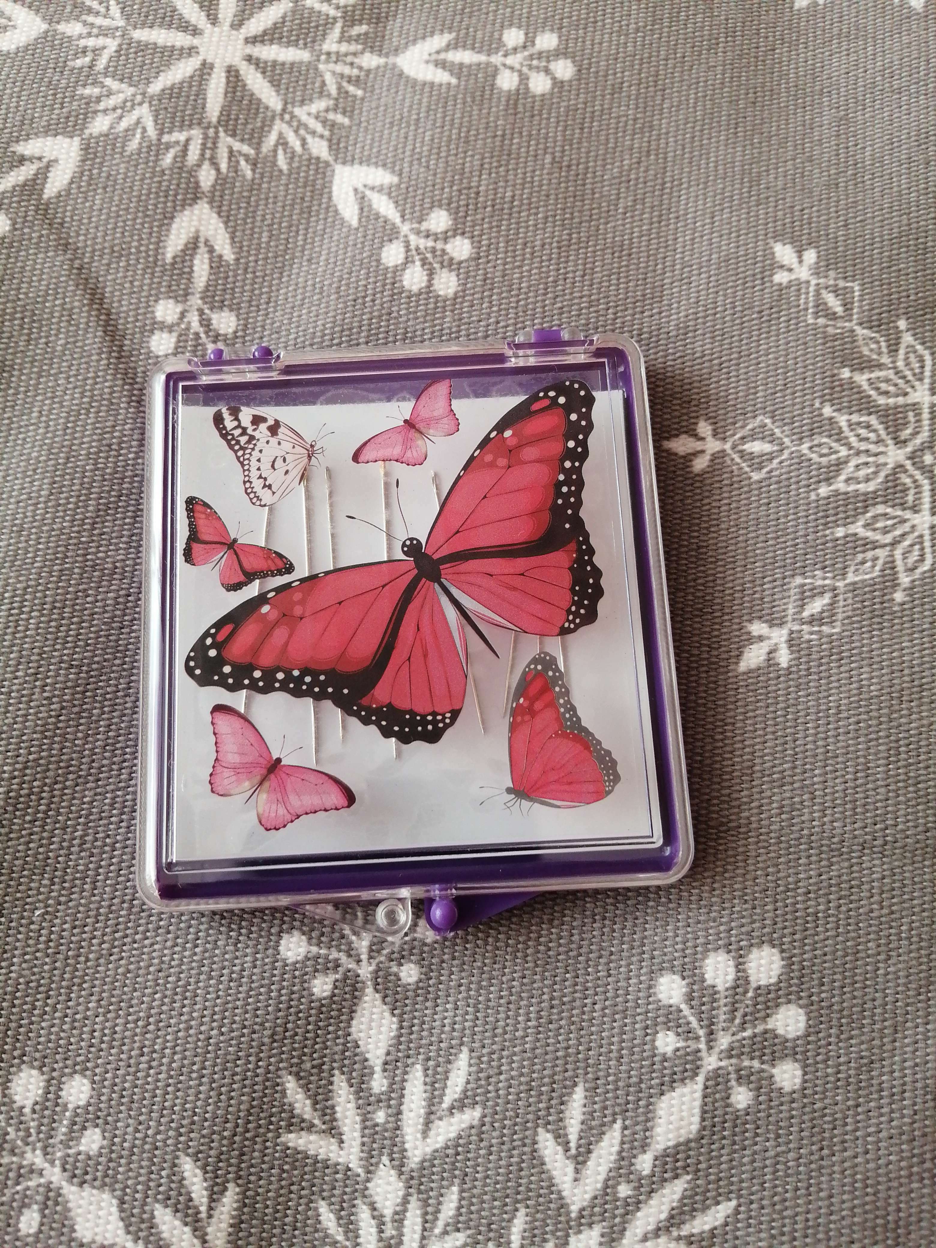Фотография покупателя товара Игольница магнитная «Бабочки», с иглами, 7 × 8 см, цвет фиолетовый - Фото 2