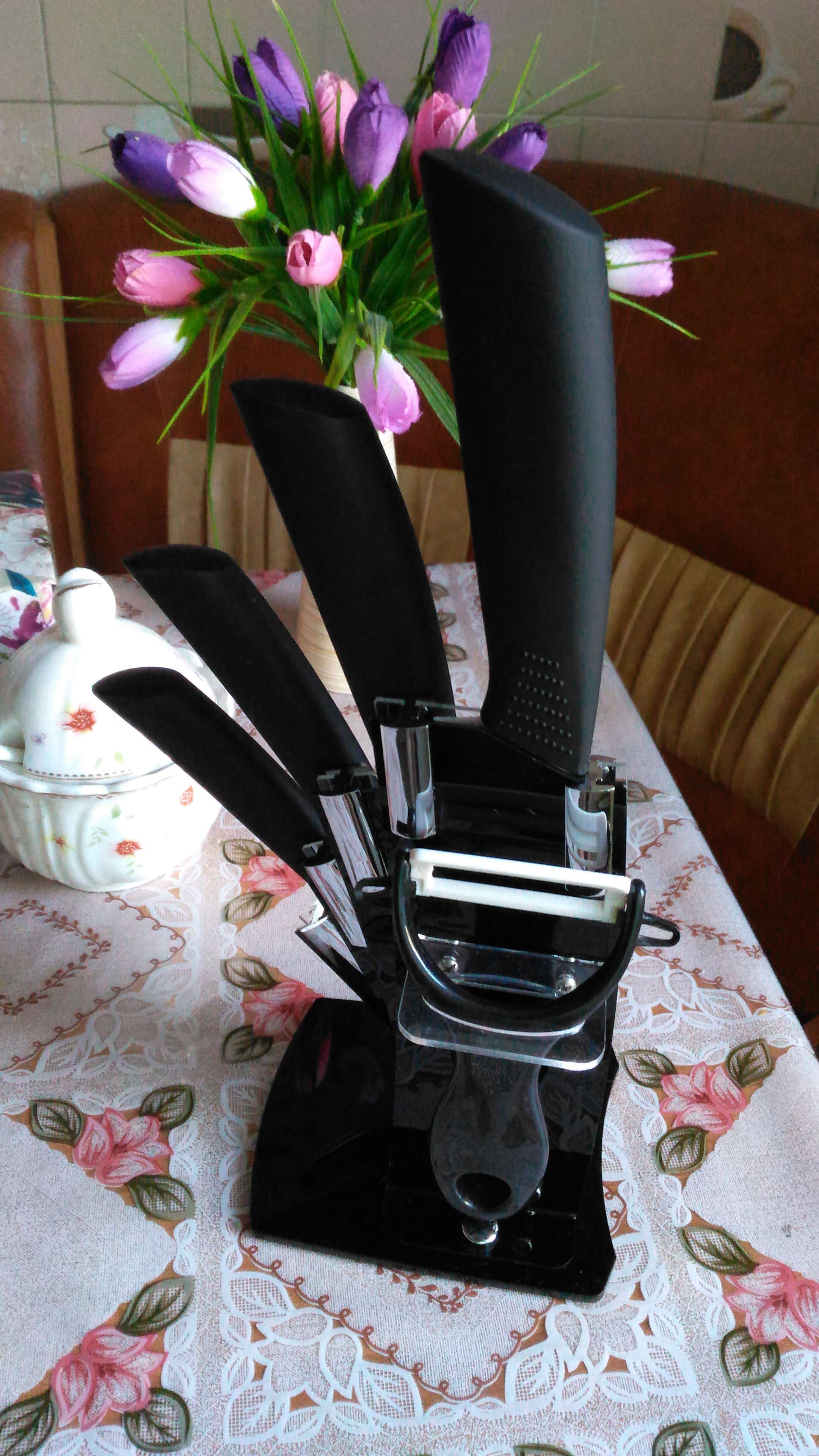 Фотография покупателя товара Набор кухонный на подставке Доляна «Симпл», 5 предметов: ножи 7,5 см, 10,5 см, 13,5 см, 15 см, овощечистка, цвет чёрный