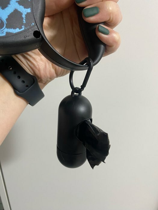 Фотография покупателя товара Контейнер с пакетами для уборки за собаками (рулон 15 пакетов 29×21 см), чёрный - Фото 4