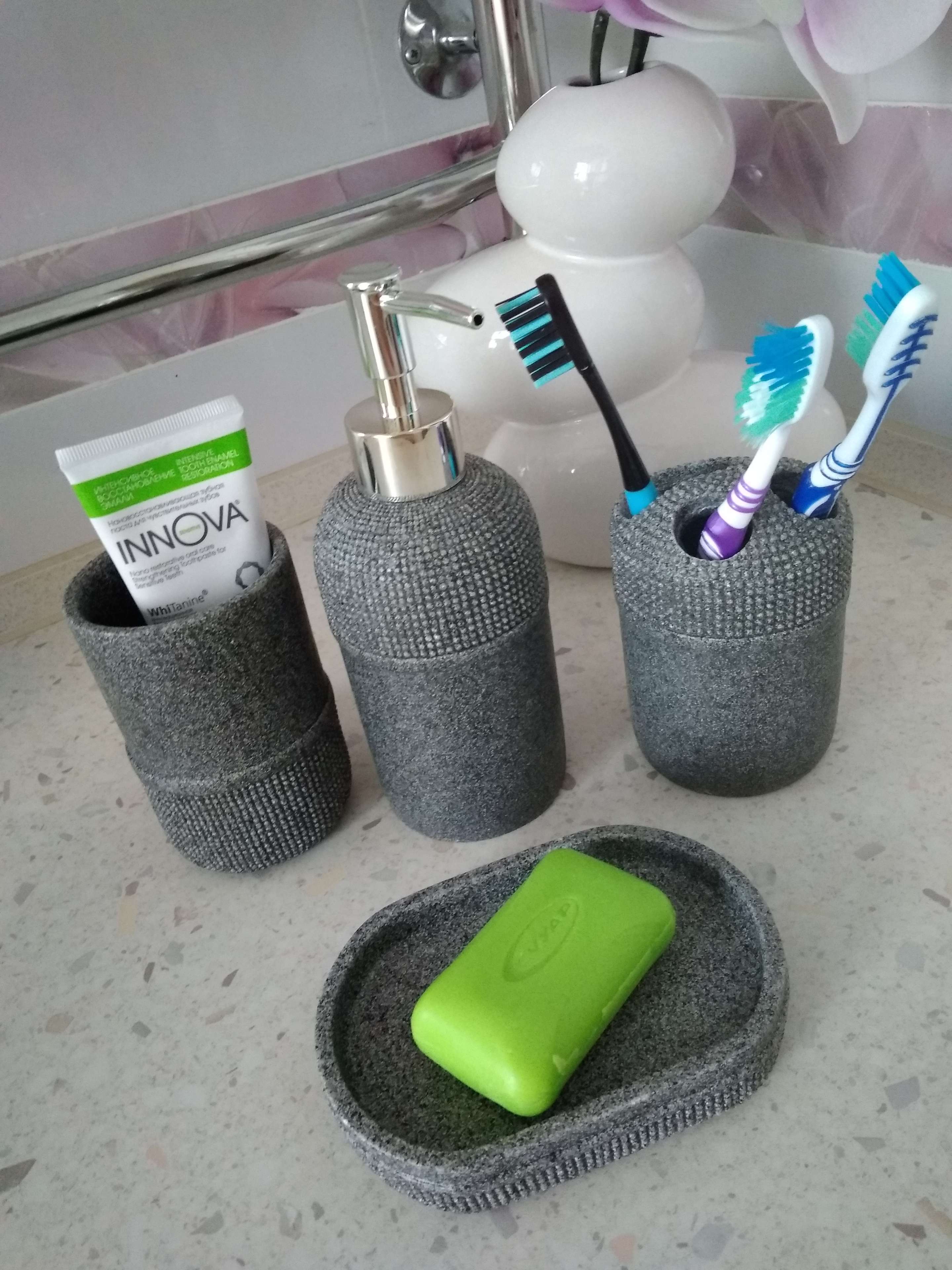 Фотография покупателя товара Набор аксессуаров для ванной комнаты «Лоск», 4 предмета (дозатор 200 мл, мыльница, 2 стакана), цвет серый - Фото 1