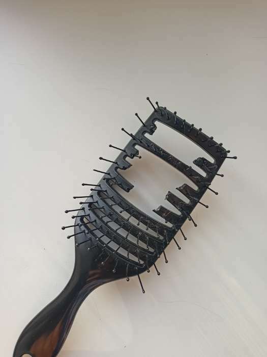 Фотография покупателя товара Расчёска массажная, широкая, вентилируемая, 7,5 × 23 см, цвет чёрный - Фото 3