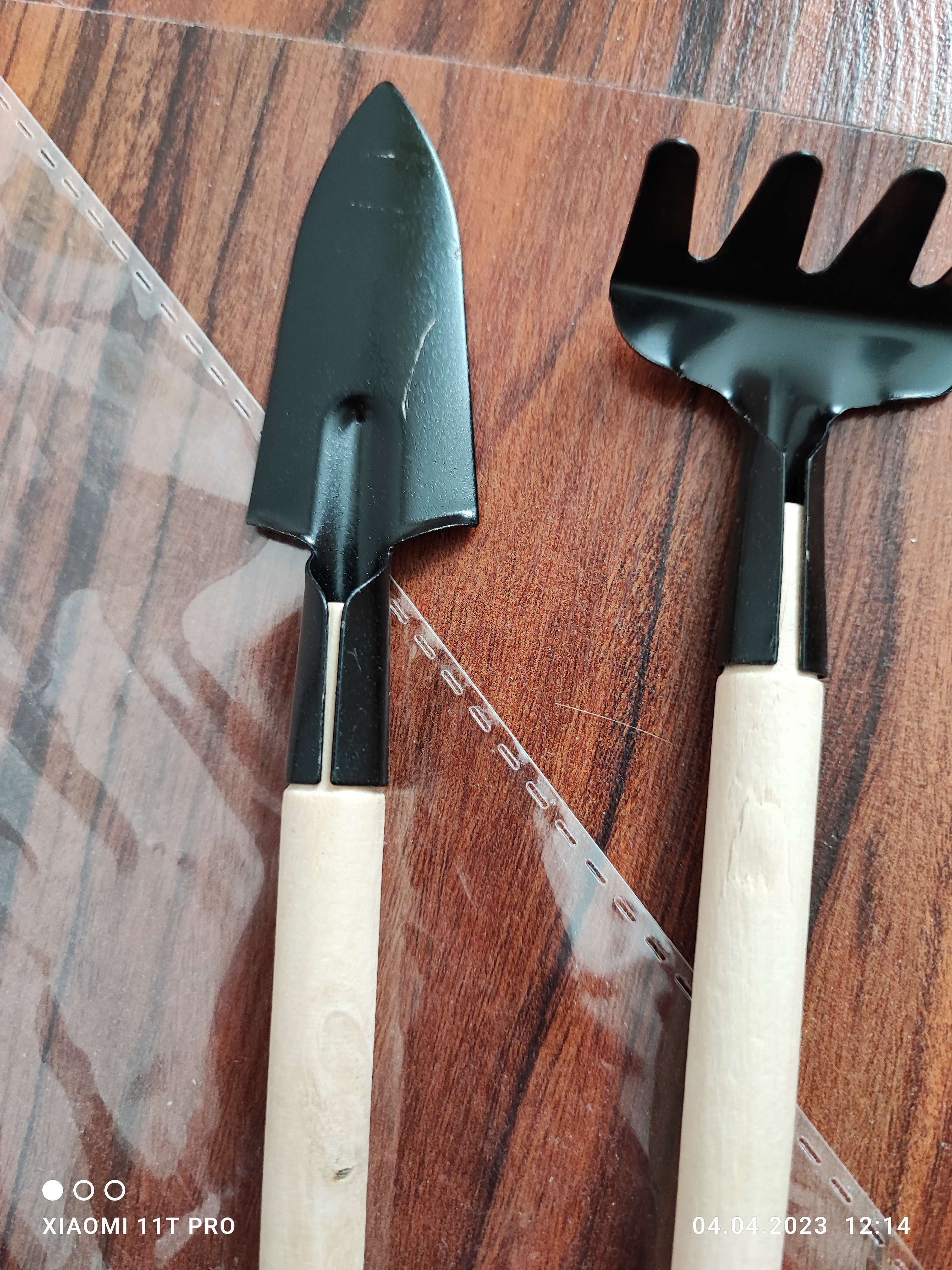 Фотография покупателя товара Набор садового инструмента, 3 предмета: грабли, 2 лопатки, длина 24 см, деревянные ручки