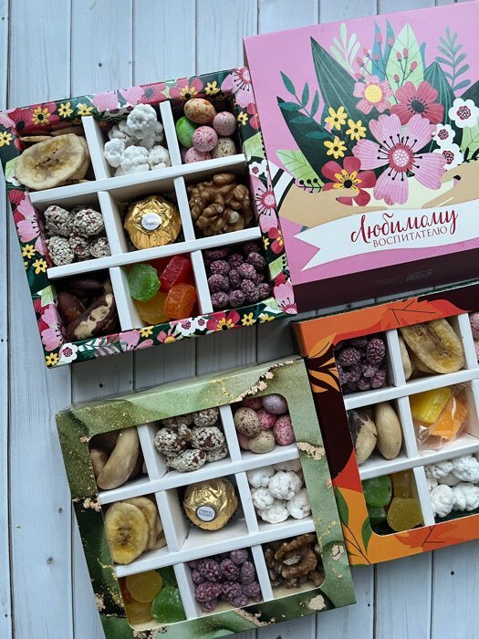 Фотография покупателя товара Коробка под 9 конфет с ячейками, кондитерская упаковка «Любимому учителю» 14.5 х 14.5 х 3.5 см