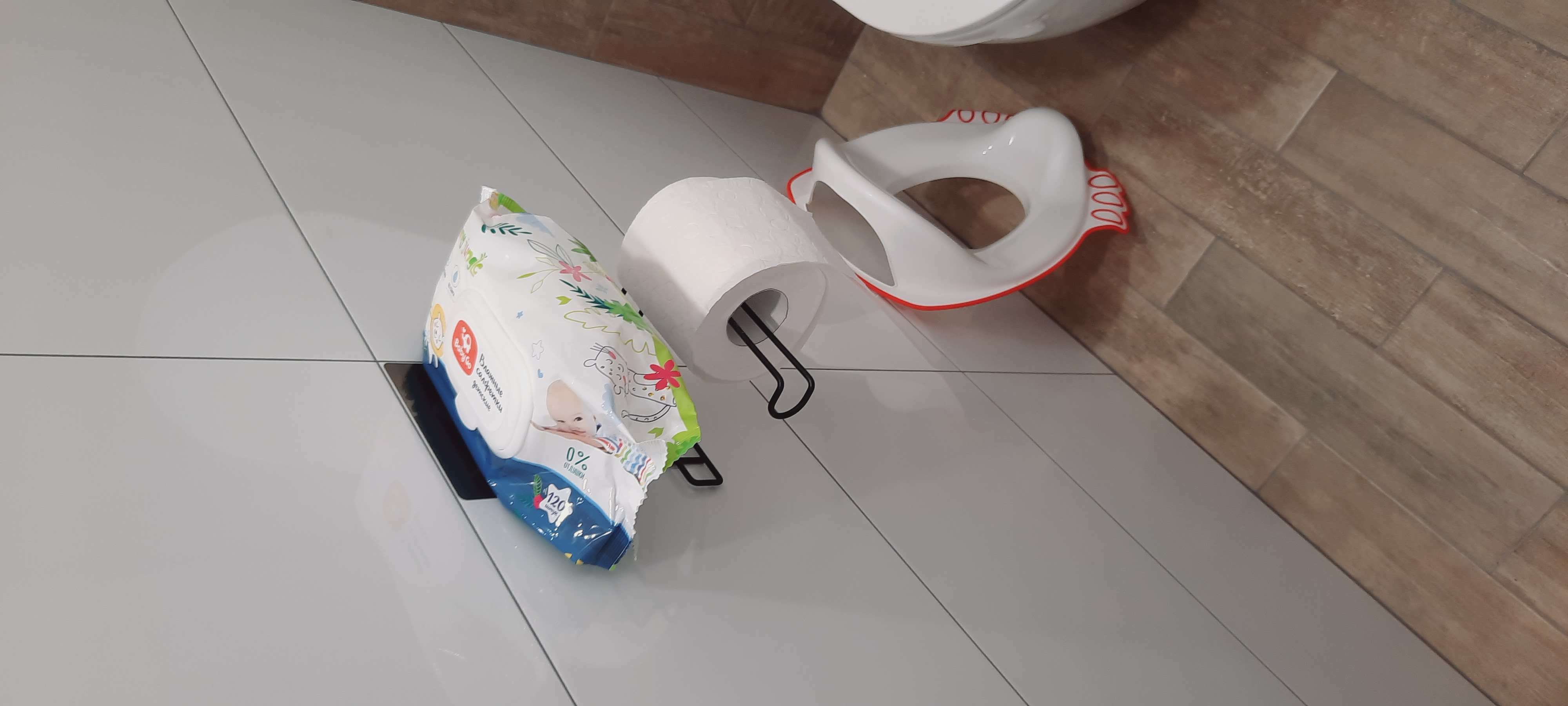 Фотография покупателя товара Держатель для туалетной бумаги с полочкой Доляна, 18,5×10,5×14,3 см, на липучке, цвет чёрный - Фото 2