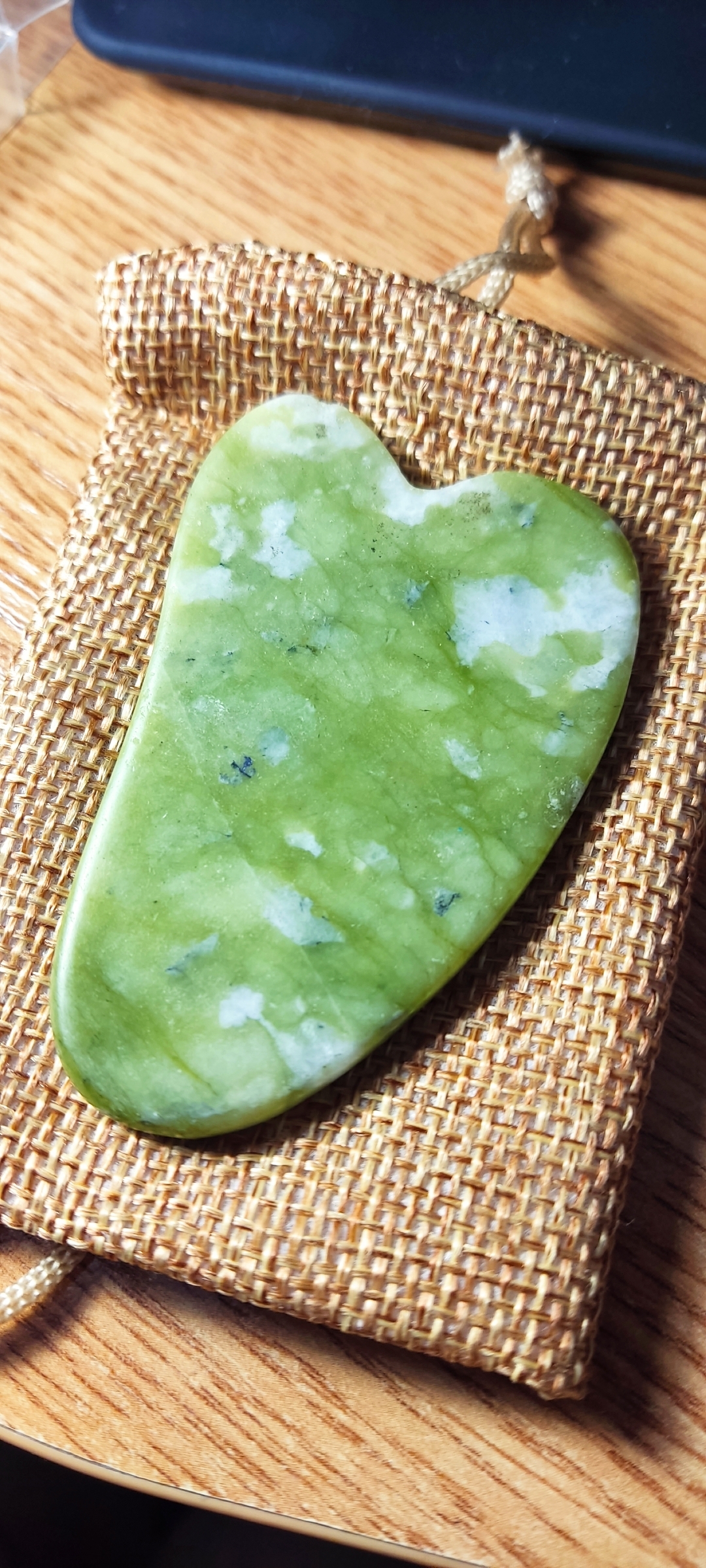 Фотография покупателя товара Массажёр гуаша «Лапка», 7×4.3 см, зелёный - Фото 3