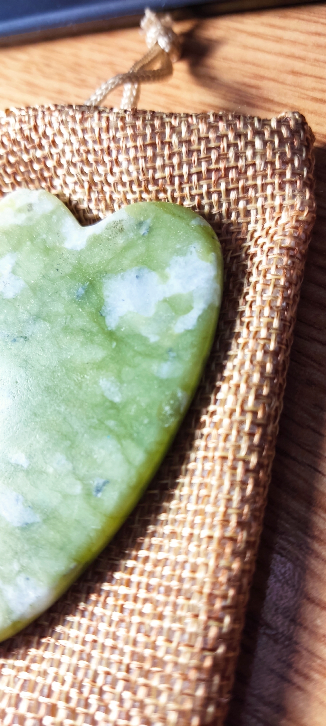 Фотография покупателя товара Массажёр гуаша «Лапка», 7×4.3 см, зелёный - Фото 6