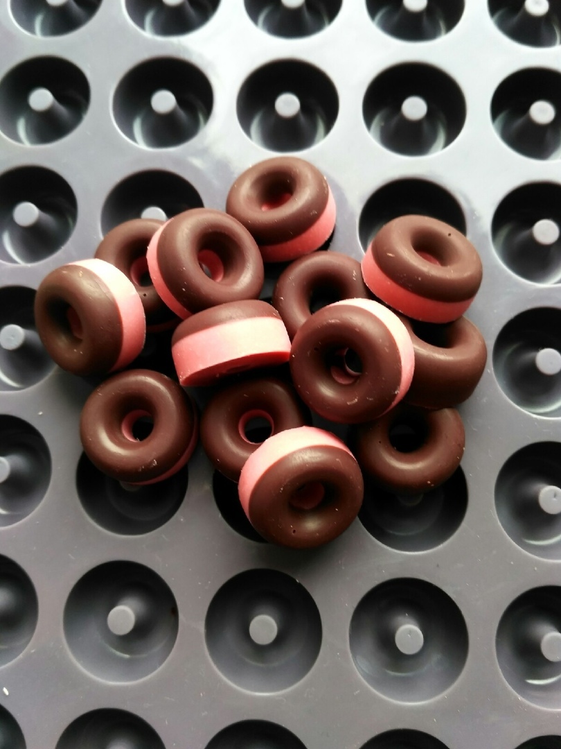 Фотография покупателя товара Форма для мармелада Доляна «Пончики», силикон, 21,5×20 см, 64 ячейки (d=2 см), цвет МИКС - Фото 23