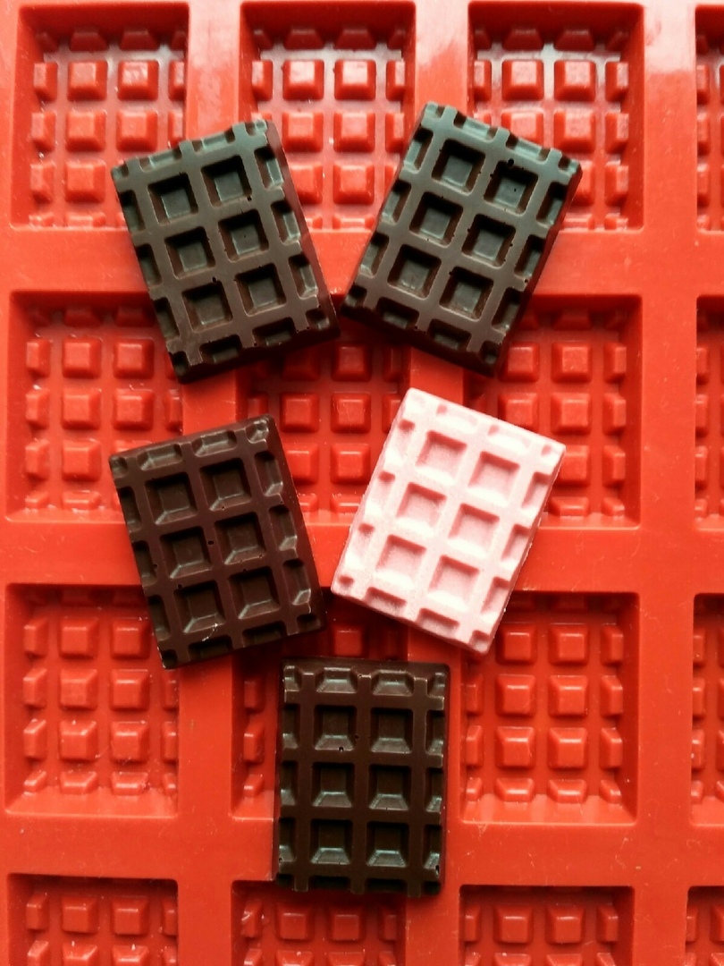 Фотография покупателя товара Форма для шоколада Доляна «Вафли», силикон, 17×30×1 см, 20 ячеек (4,3×3,3 см), цвет МИКС