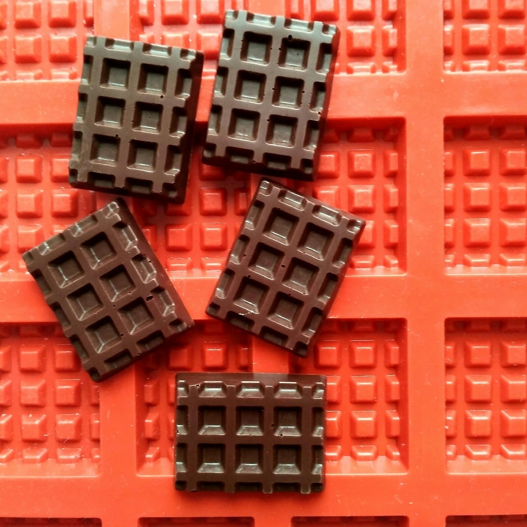 Фотография покупателя товара Форма для шоколада Доляна «Вафли», силикон, 17×30×1 см, 20 ячеек (4,3×3,3 см), цвет МИКС - Фото 2