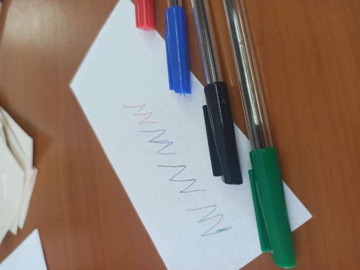 Фотография покупателя товара Набор ручек шариковых 4 цвета, стержень 1,0 мм синий, красный, чёрный, зелёный, корпус прозрачный - Фото 2