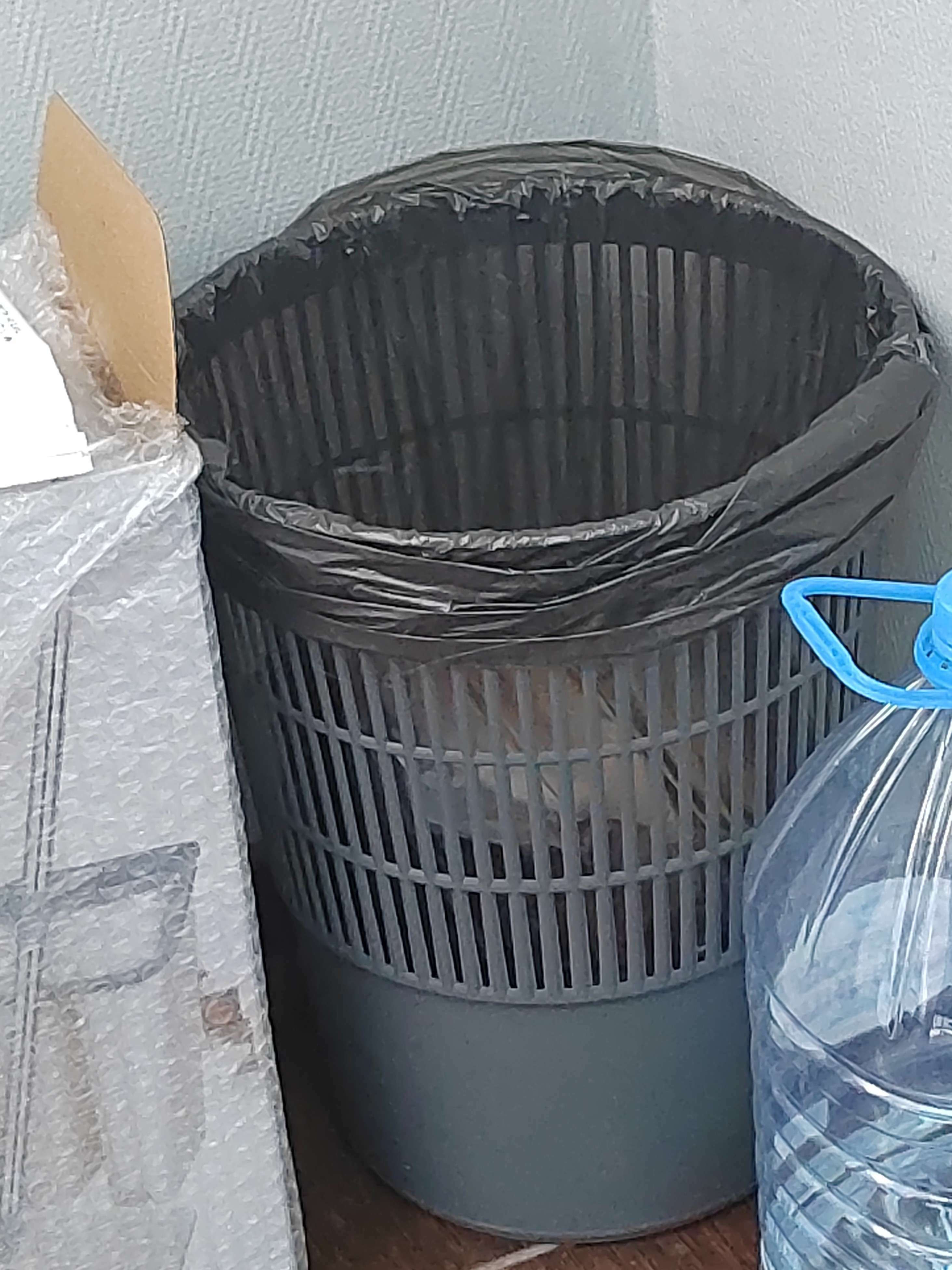 Фотография покупателя товара Корзина для бумаг и мусора 14 литров, Сalligrata "Доступный офис", пластик, сетчатая, серая - Фото 1