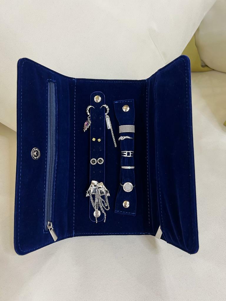 Фотография покупателя товара Органайзер для хранения украшений скручивающийся «Клатч» 22×28 см, цвет синий - Фото 2