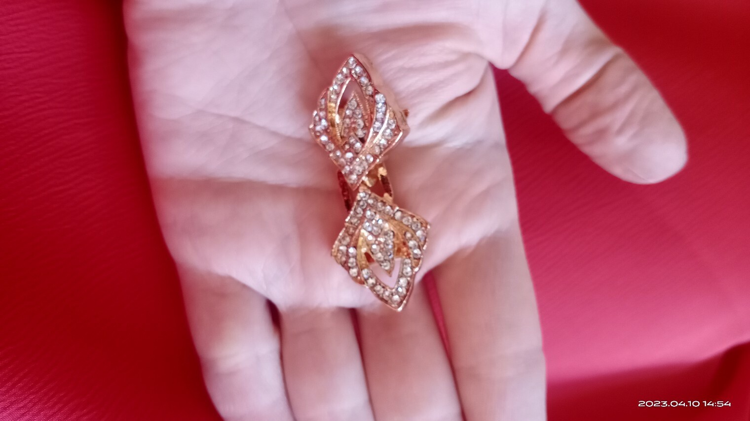 Фотография покупателя товара Зажим для кардигана «Пики», цвет белый в золоте - Фото 1