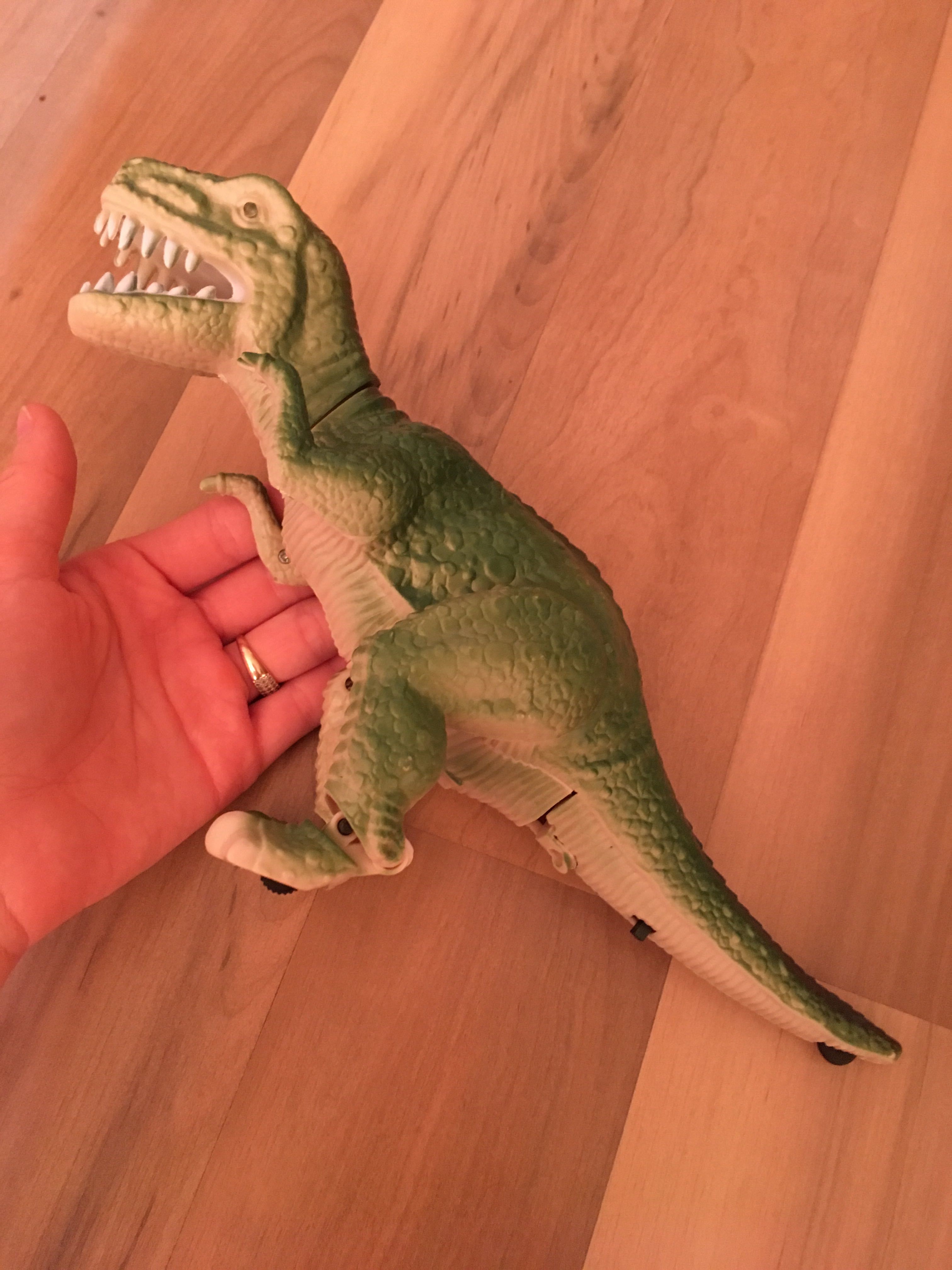 Фотография покупателя товара Динозавр «Рекс» работает от батареек, световые и звуковые эффекты, цвета МИКС - Фото 5