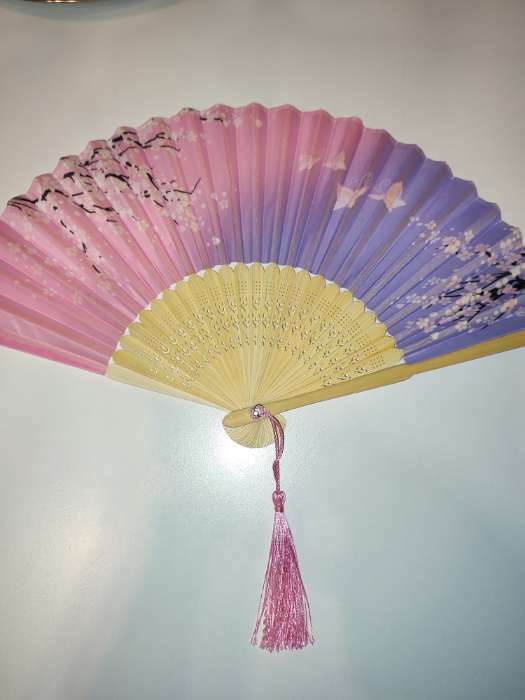Фотография покупателя товара Веер бамбук, текстиль h=21 см "Бабочки в сакуре" сиренево-розовый, с кисточкой - Фото 2