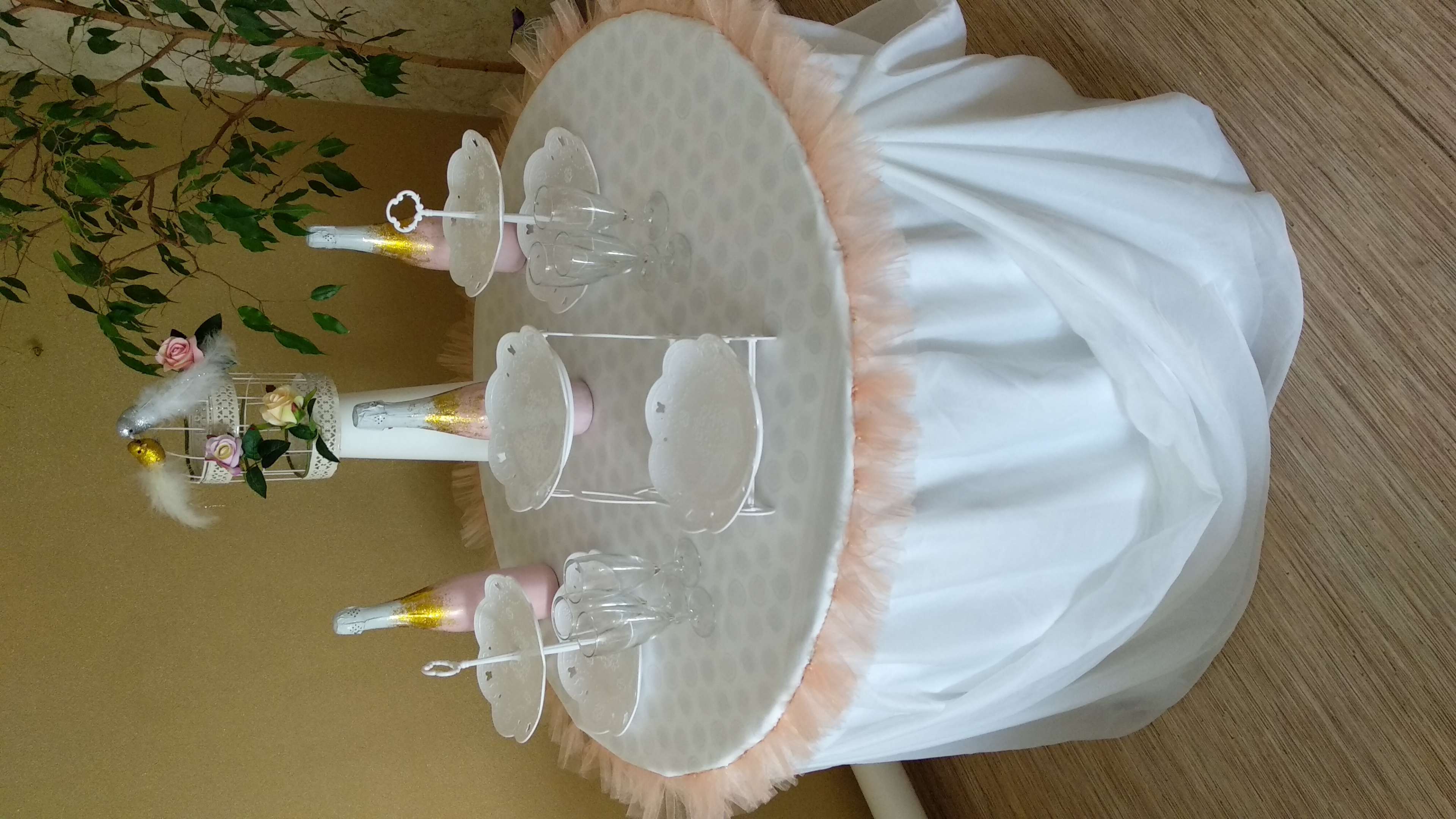 Фотография покупателя товара Блюдо для торта и пирожных 2-х ярусное Доляна «Вивьен», d=22 см, 36×22×19,5 см, цвет белый - Фото 2