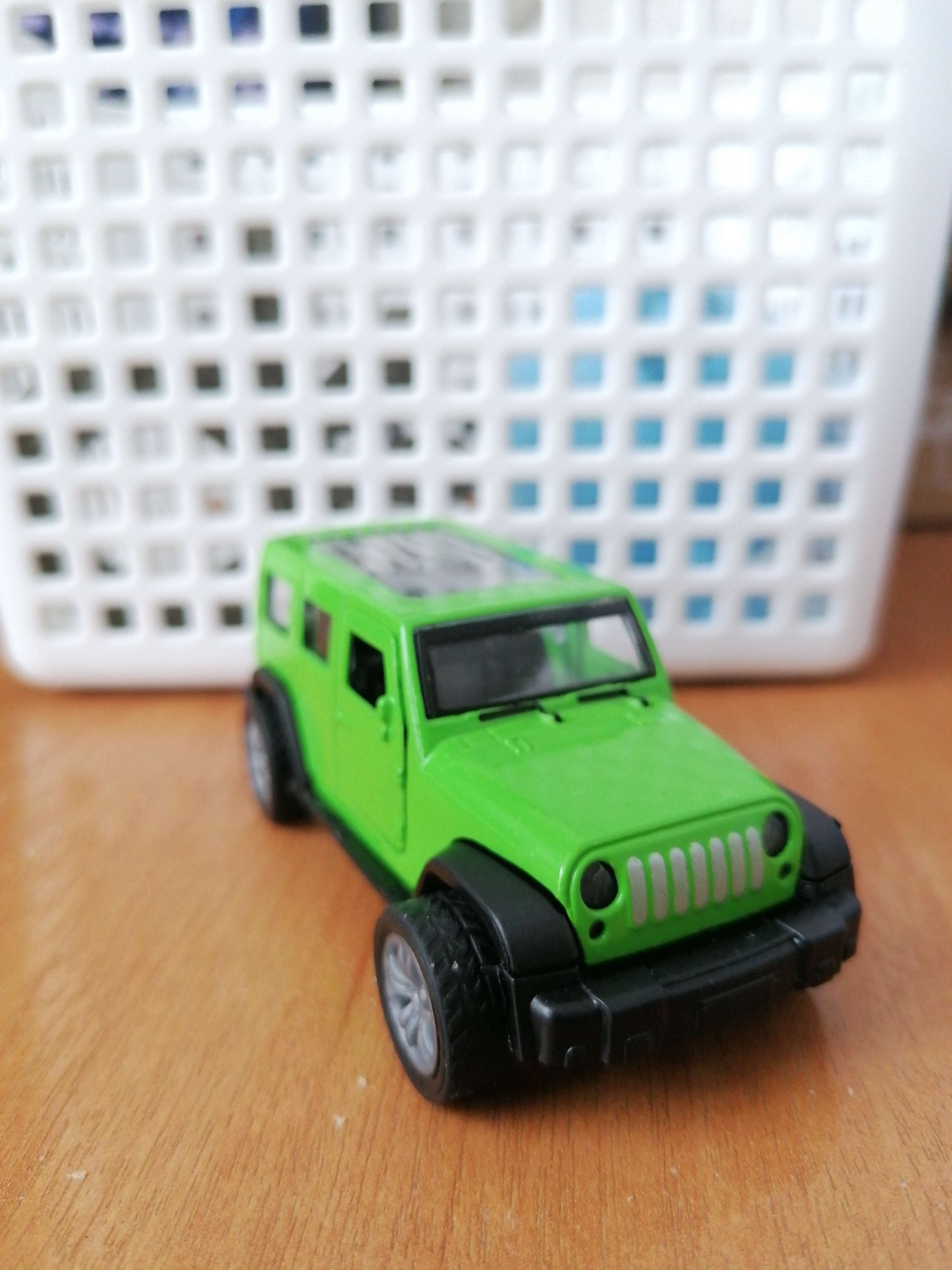 Фотография покупателя товара Машина металлическая «Крузер», 1:48, инерция, открываются двери, цвет зелёный