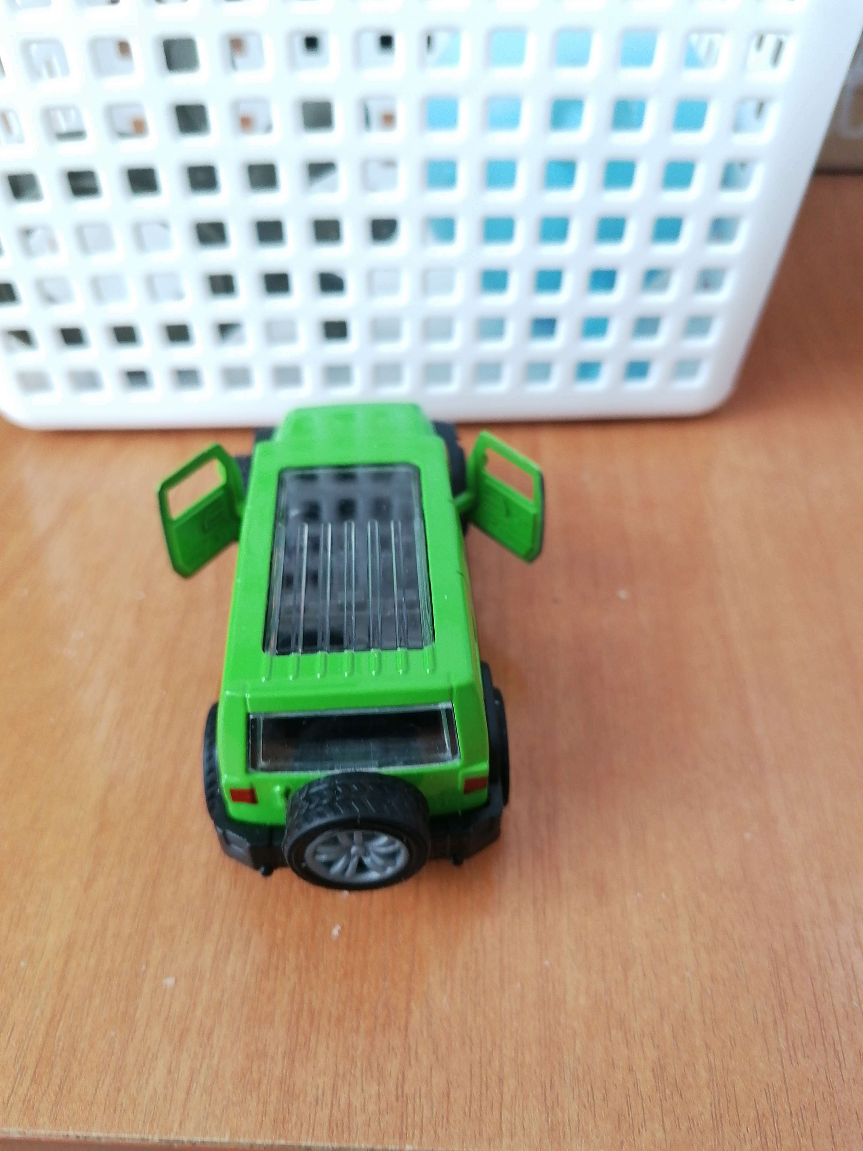 Фотография покупателя товара Машина металлическая «Крузер», 1:48, инерция, открываются двери, цвет зелёный