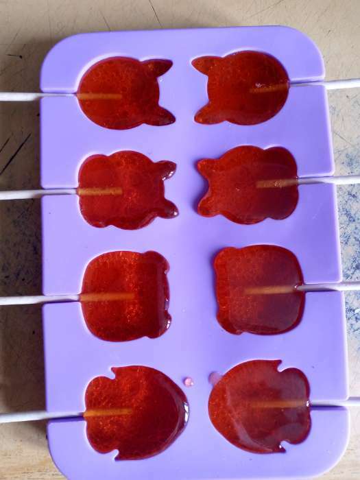 Фотография покупателя товара Форма для леденцов Доляна «Собакены», силикон, 16,2×10,5×1,7 см, 8 ячеек, с палочками, цвет МИКС