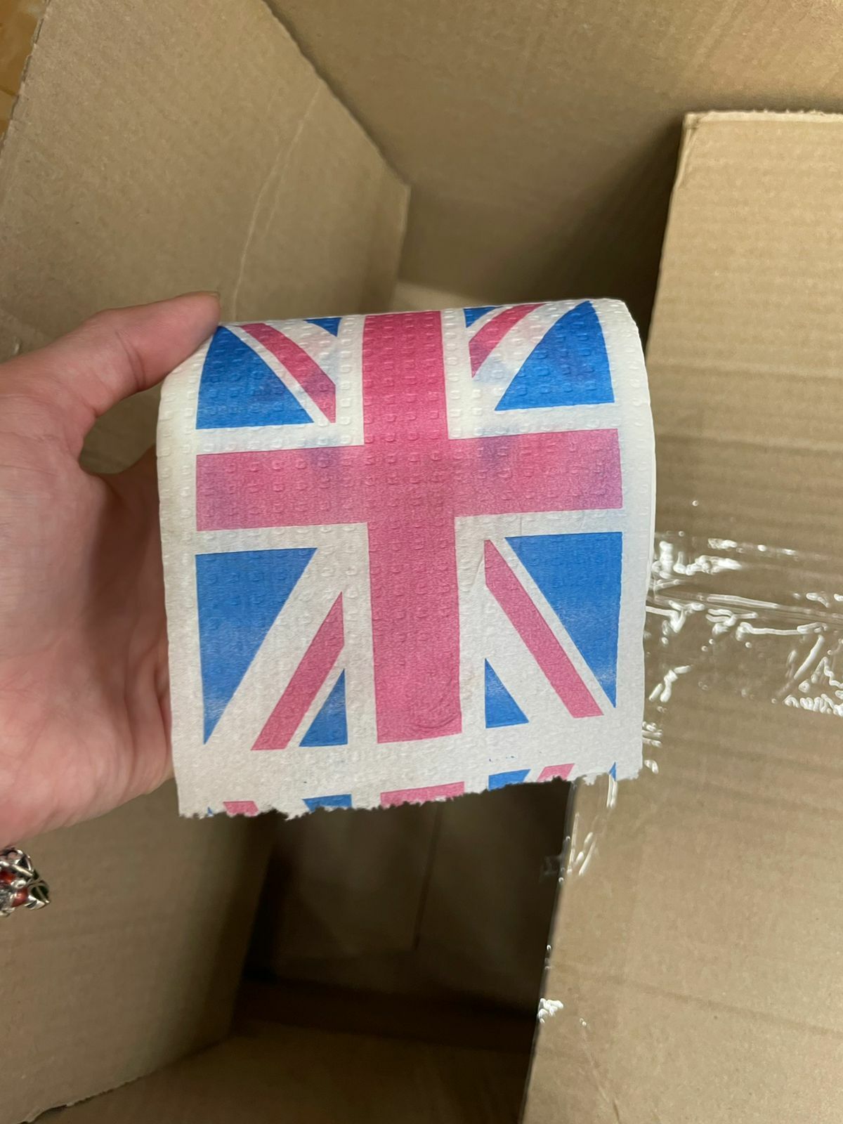 Фотография покупателя товара Сувенирная туалетная бумага "Флаг Британия", 9,5х10х9,5 см - Фото 4