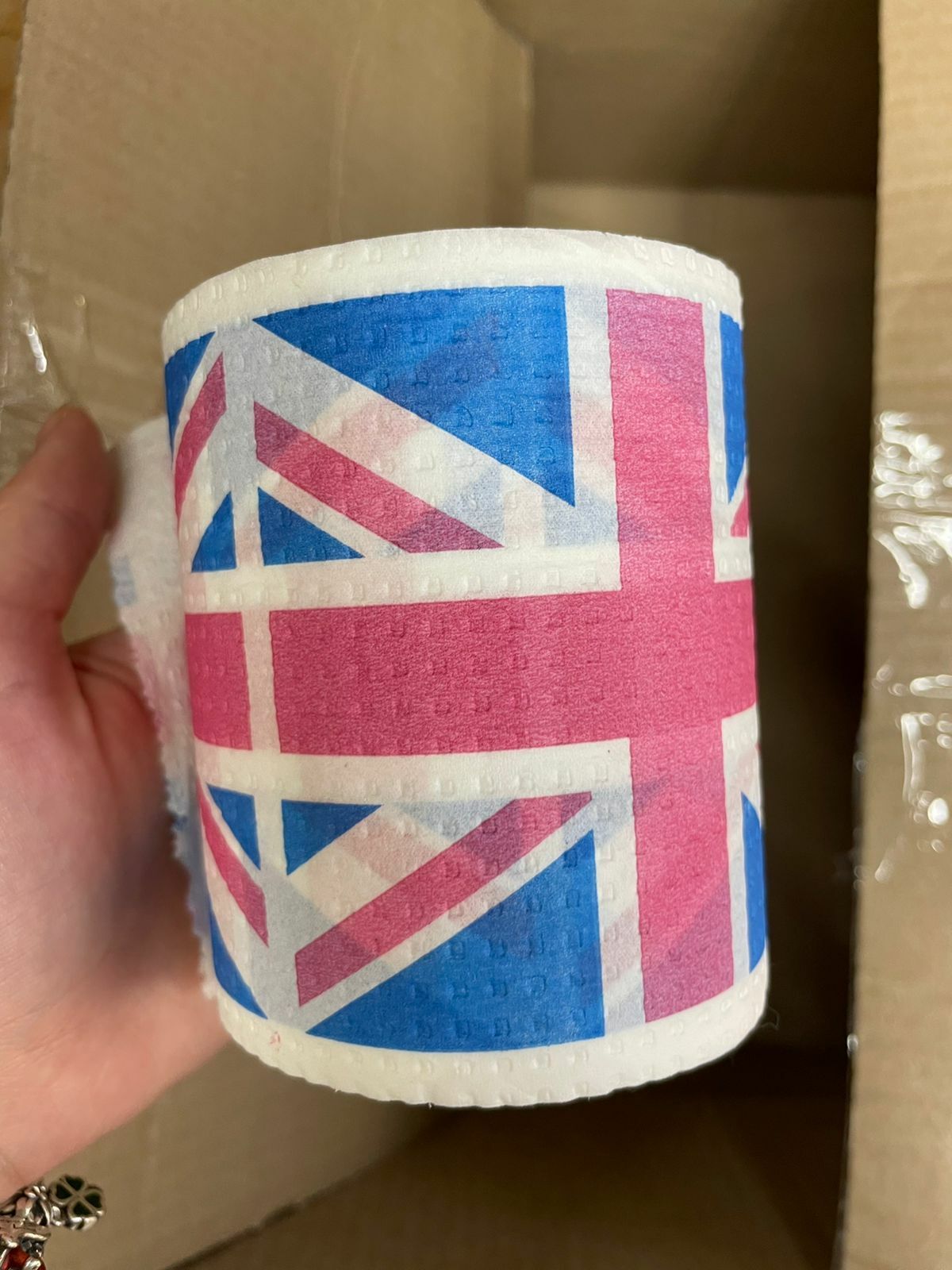 Фотография покупателя товара Сувенирная туалетная бумага "Флаг Британия", 9,5х10х9,5 см - Фото 1