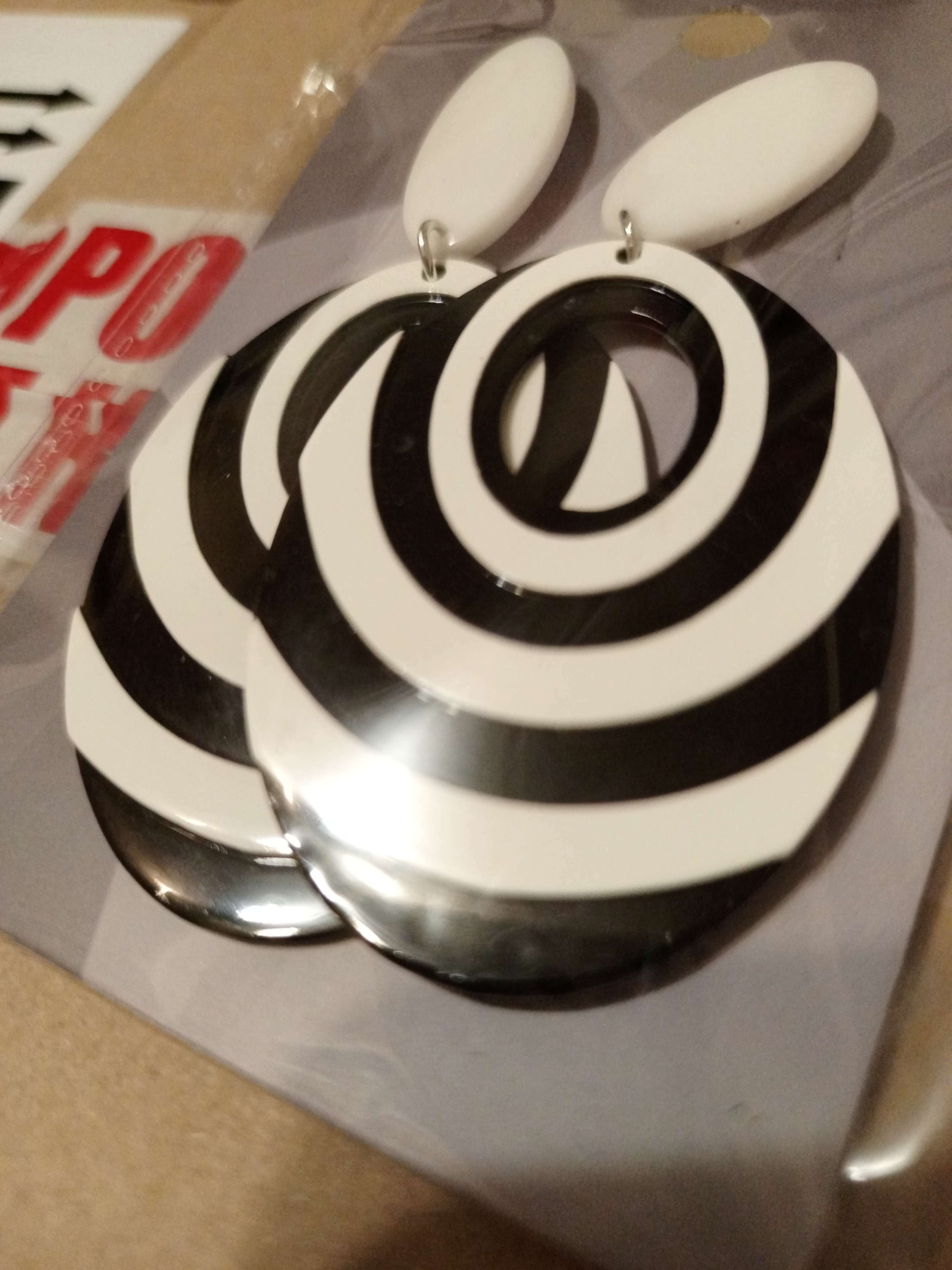 Фотография покупателя товара Серьги пластик «Вивьен» спираль-овал, цвет чёрно-белый - Фото 1