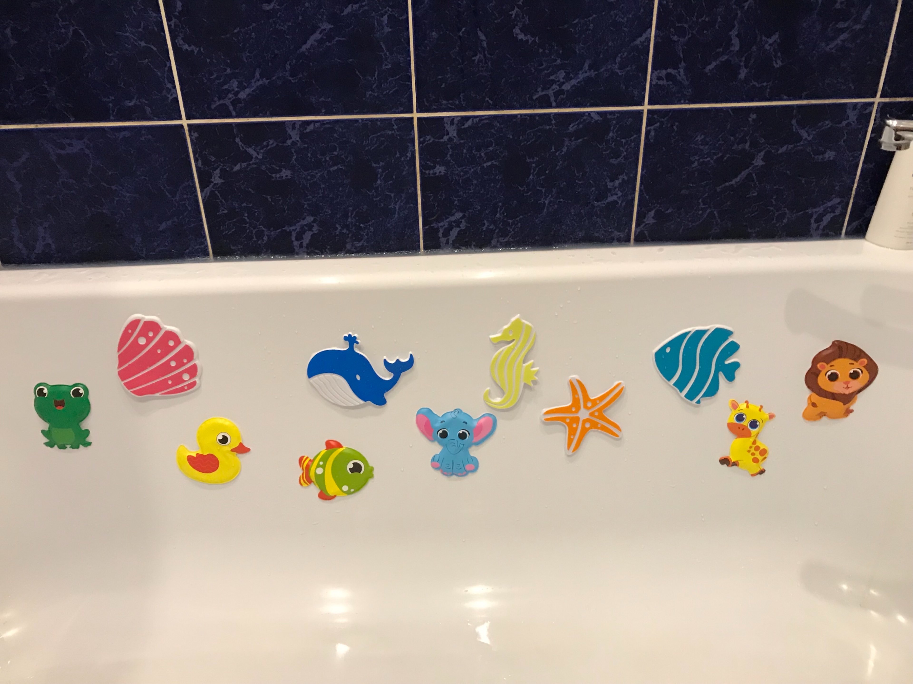 Фотография покупателя товара Набор мини-ковриков для ванны на присосках Доляна «Океан», 16×16 см, 5 шт, цвет МИКС - Фото 12