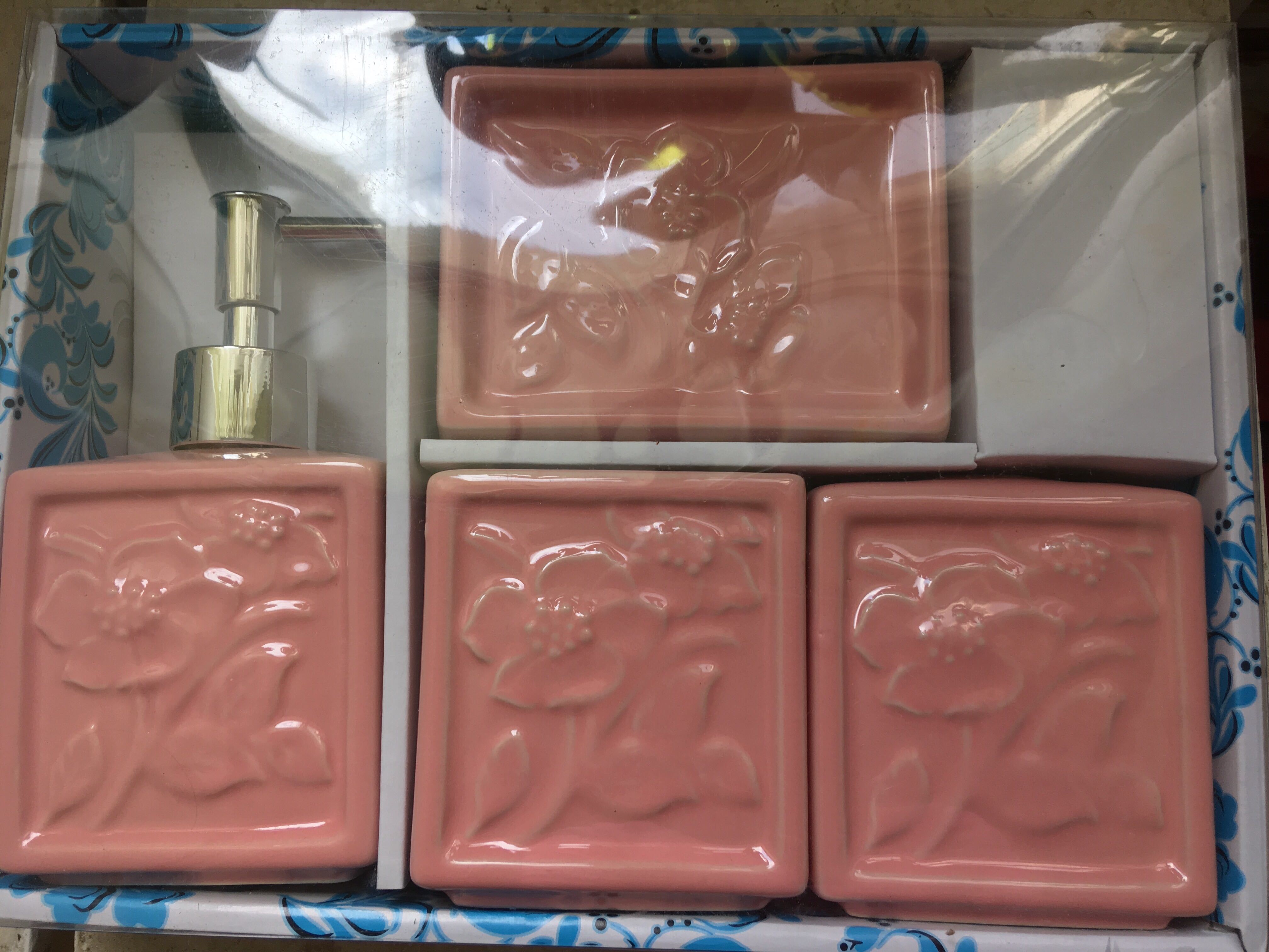 Фотография покупателя товара Набор аксессуаров для ванной комнаты «Цветочный сад», 4 предмета (дозатор, мыльница, 2 стакана), цвет розовый - Фото 1