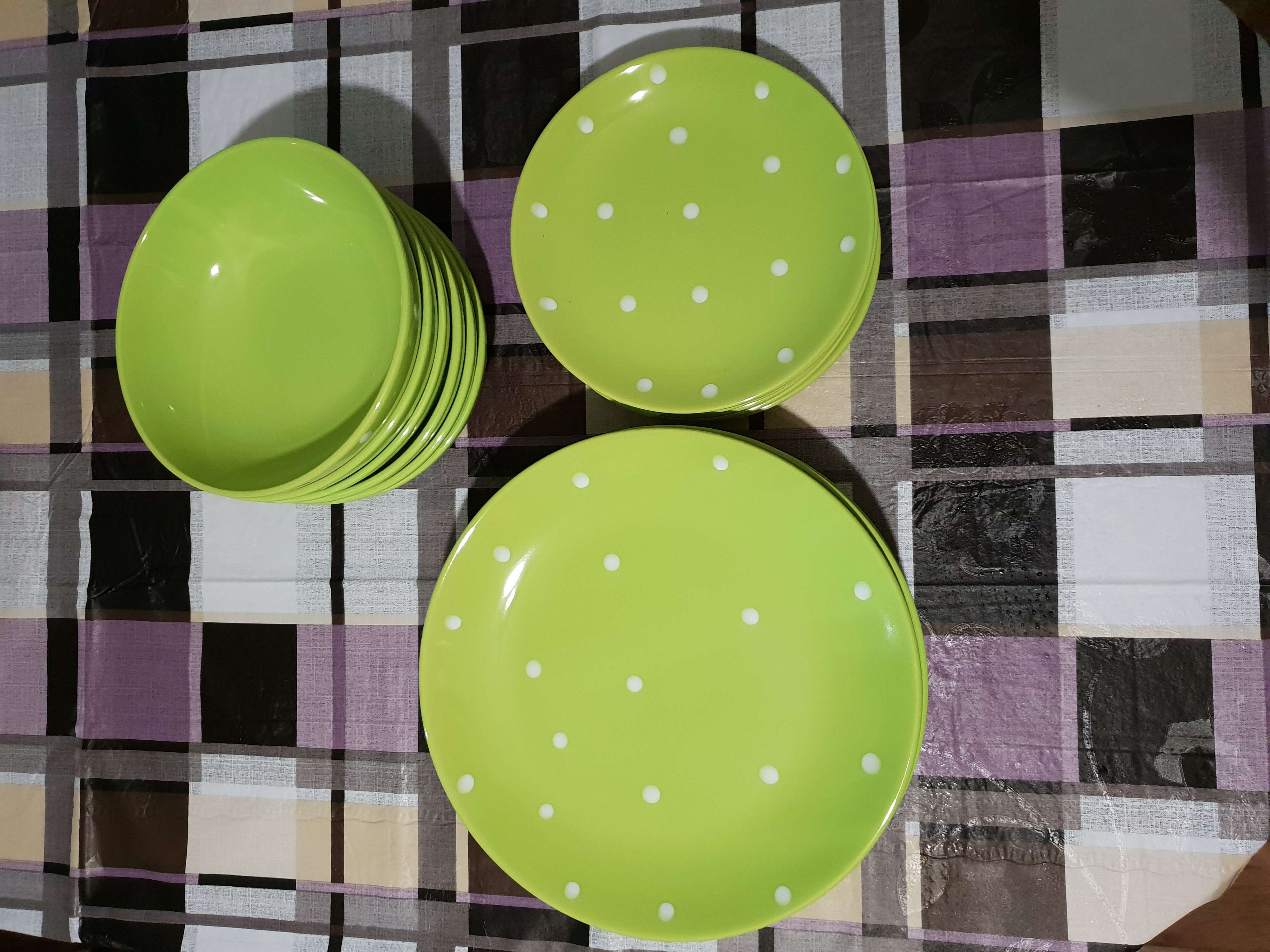 Фотография покупателя товара Набор тарелок керамических Доляна «Зелёный горох», 18 предметов: 6 тарелок d=19 см, 6 тарелок d=27 см, 6 мисок d=19 см, цвет зелёный - Фото 3