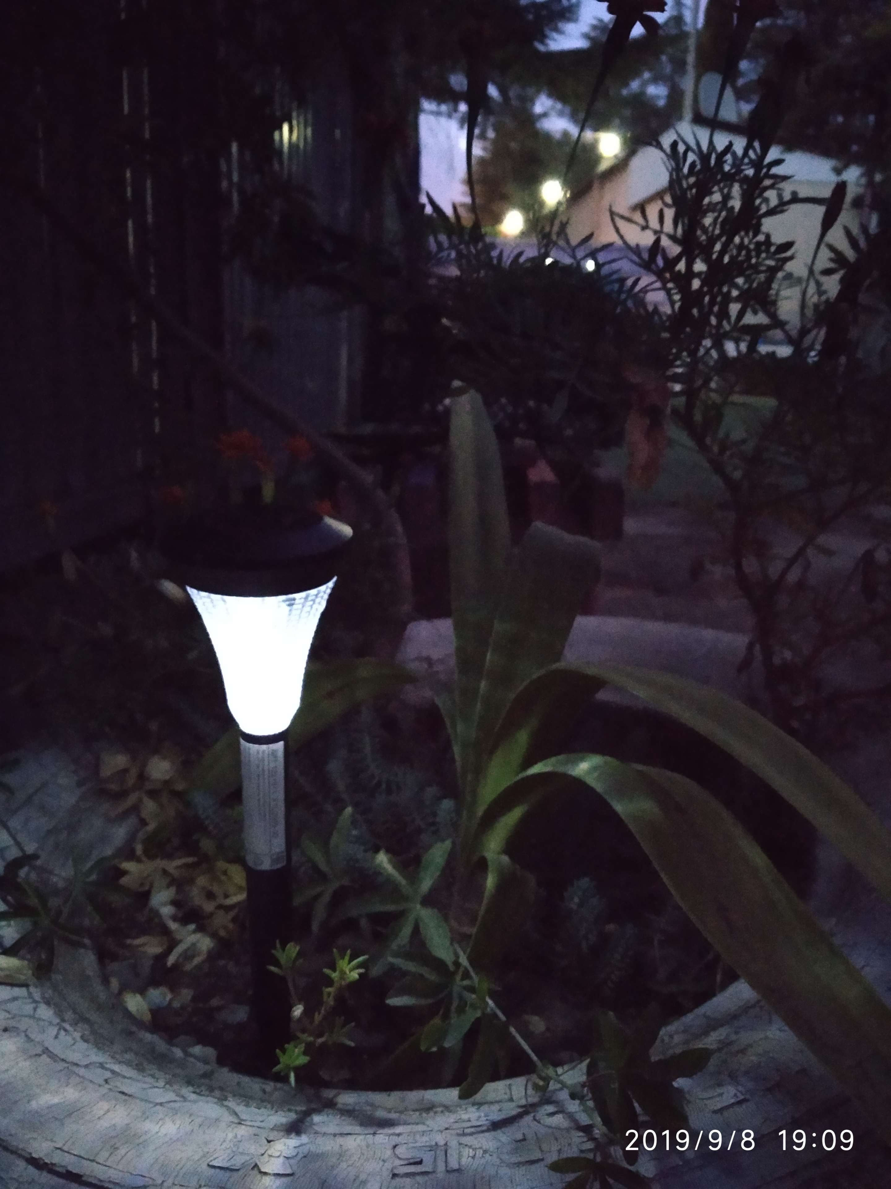 Фотография покупателя товара Садовый светильник на солнечной батарее «Рифлёный конус», 7 × 31 × 7 см, 1 LED, свечение белое - Фото 7